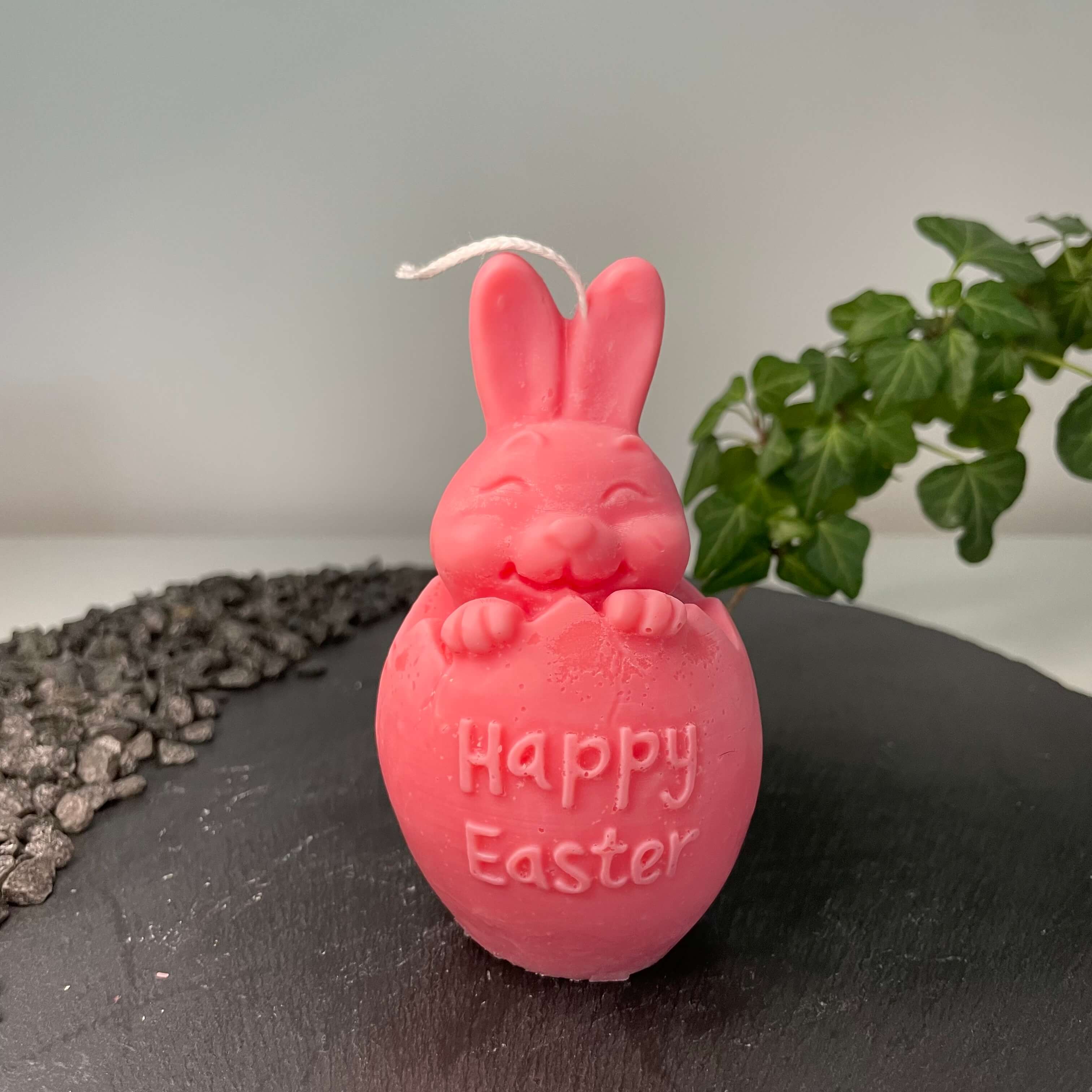 Auf diesem Bild sieht man unsere Easter Jubilee Bunny Kerze. Sie ist handgemacht aus Bio Sojawachs. Zudem ist sie umweltfreundlich, nachhaltig und vegan. In pink.