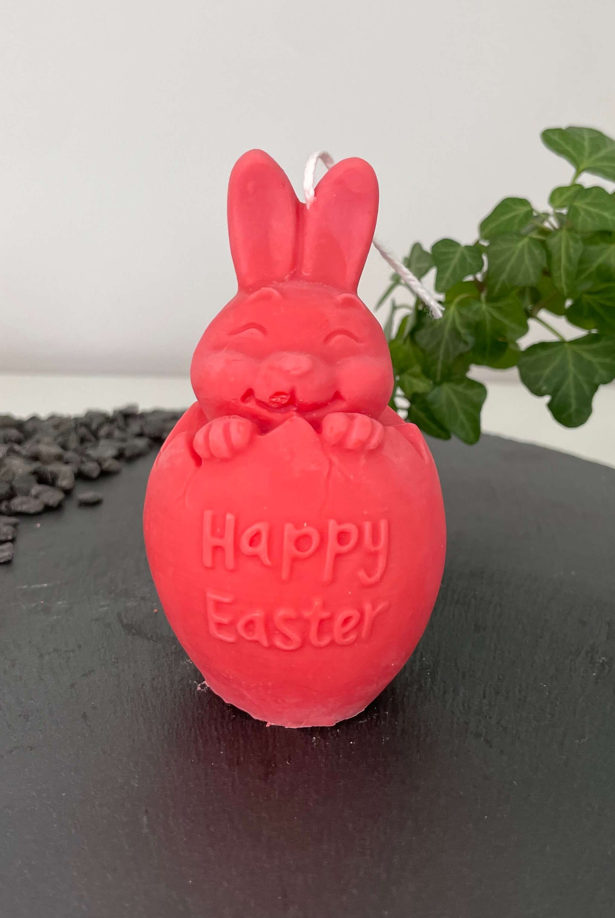 Auf diesem Bild sieht man unsere Easter Jubilee Bunny Kerze. Sie ist handgemacht aus Bio Sojawachs. Zudem ist sie umweltfreundlich, nachhaltig und vegan. In Rot.