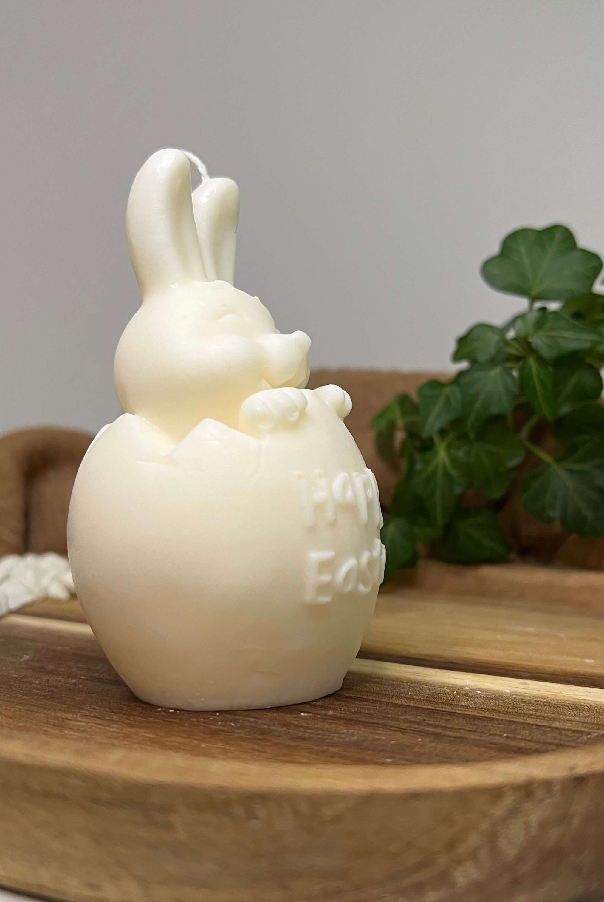 Unsere Easter Jubilee Bunny Kerze ist das perfekte Ostergeschenk. Sie sieht aus wie ein Hase. Diese Hasenkerze ist einzigartig und ein Unikat. In weiß.