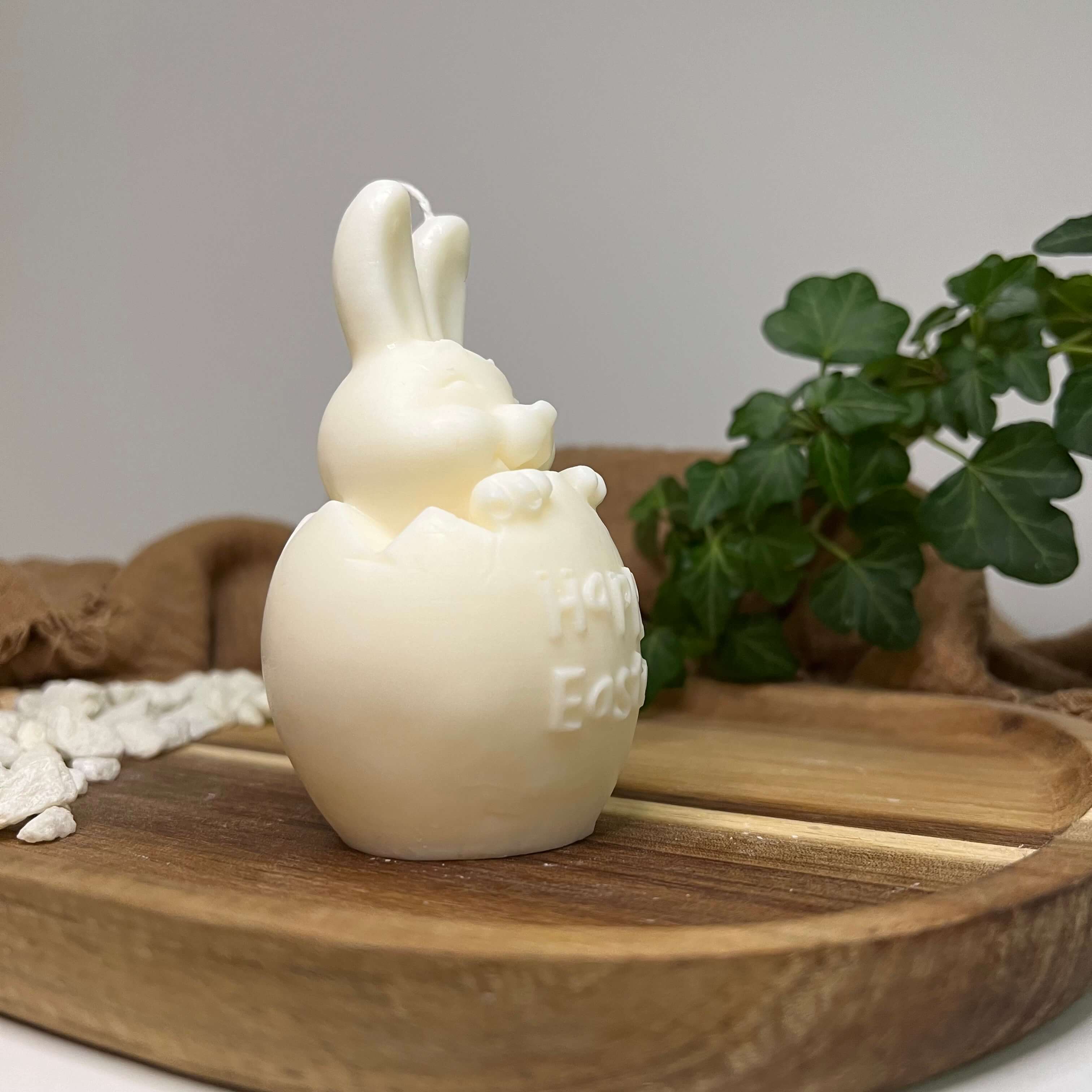 Unsere Easter Jubilee Bunny Kerze ist das perfekte Ostergeschenk. Sie sieht aus wie ein Hase. Diese Hasenkerze ist einzigartig und ein Unikat. In weiß.