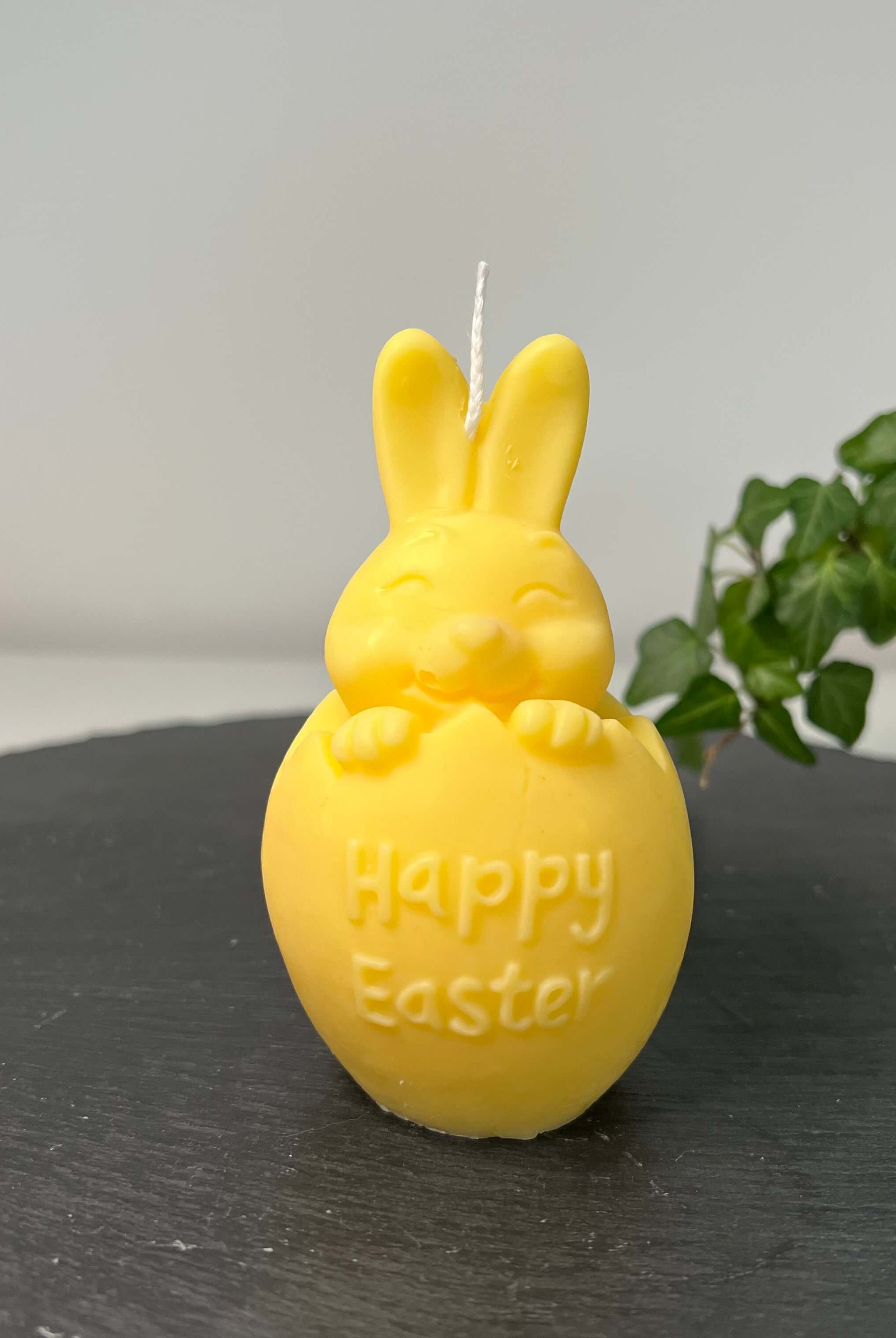 Auf diesem Bild sieht man unsere Easter Jubilee Bunny Kerze. Sie ist handgemacht aus Bio Sojawachs. Zudem ist sie umweltfreundlich, nachhaltig und vegan. In gelb.