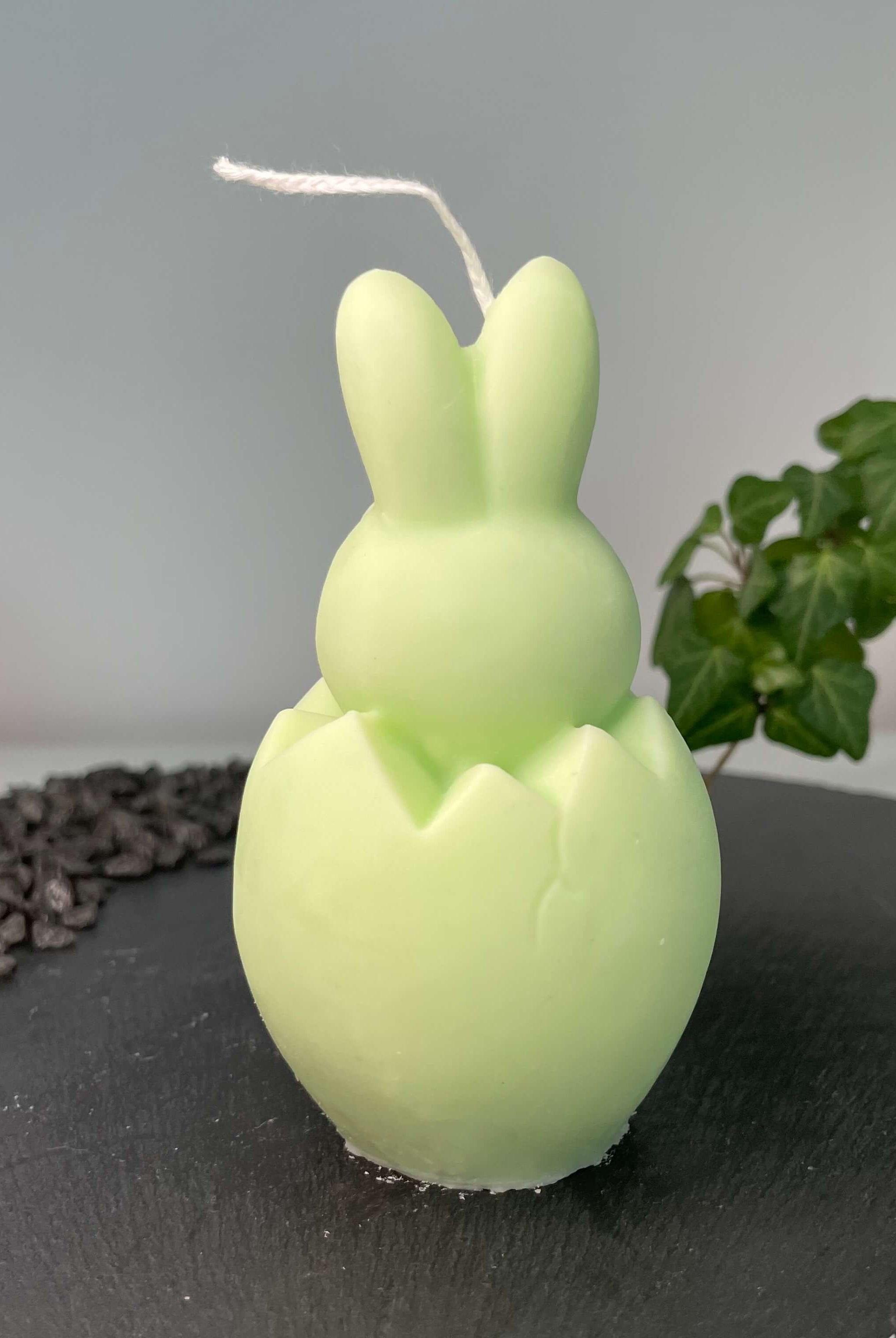 Die Easter Jubilee Bunny Duftkerze ist in verschiedenen Düften erhältlich. Die Düfte haben einen beruhigenden und angenehmen Geruch. Zudem entspannen sie, perfekt für gemütliche Tage. In hellgrün.