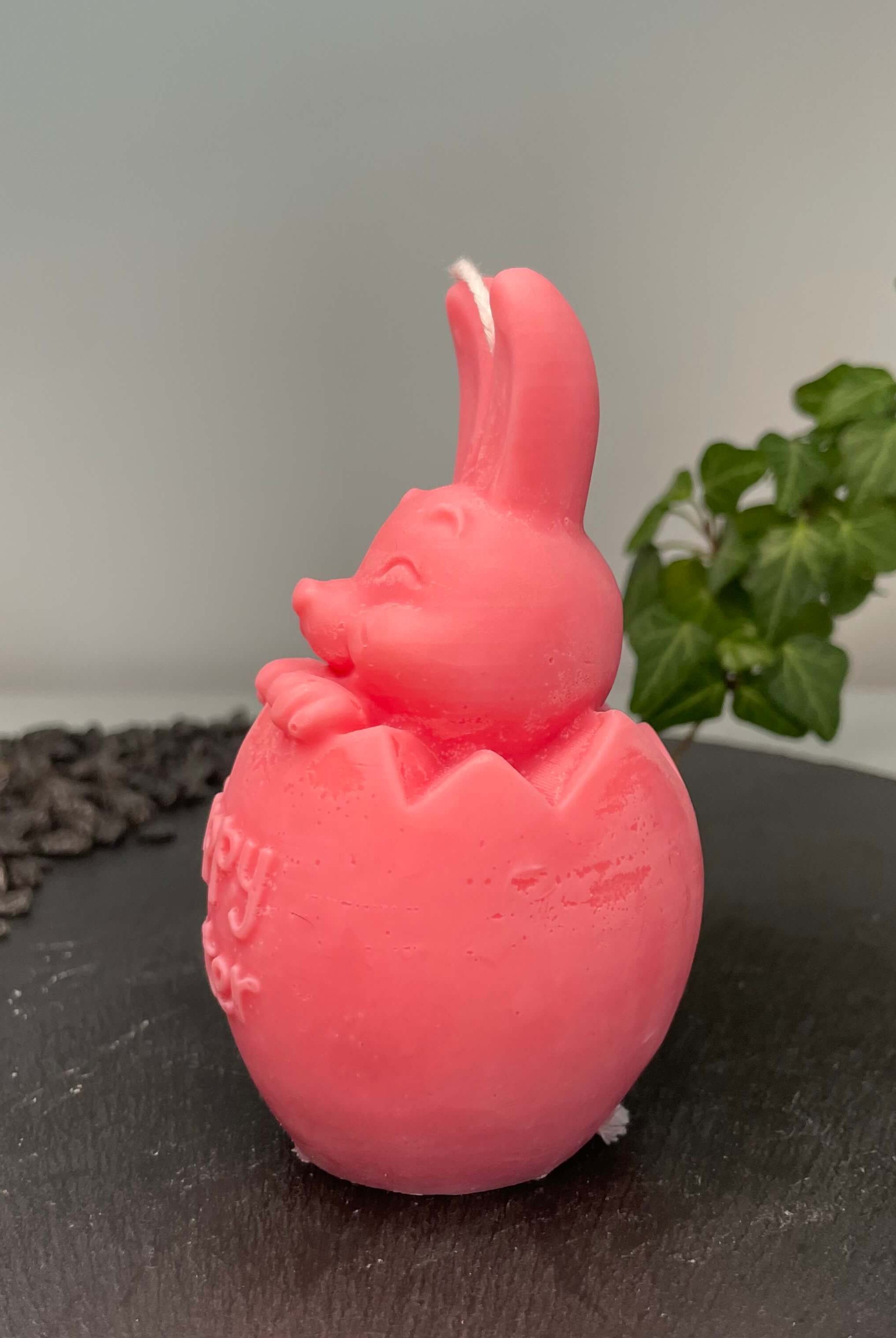 Hier sieht man unsere Easter Jubilee Bunny Kerze. Sie ist perfekt als Dekoration geeignet mit ihrem Hasen und Osterei Design. Sie sieht elegant und ästhetisch aus. Handgemacht aus hochwertigem Sojawachs. In pink.