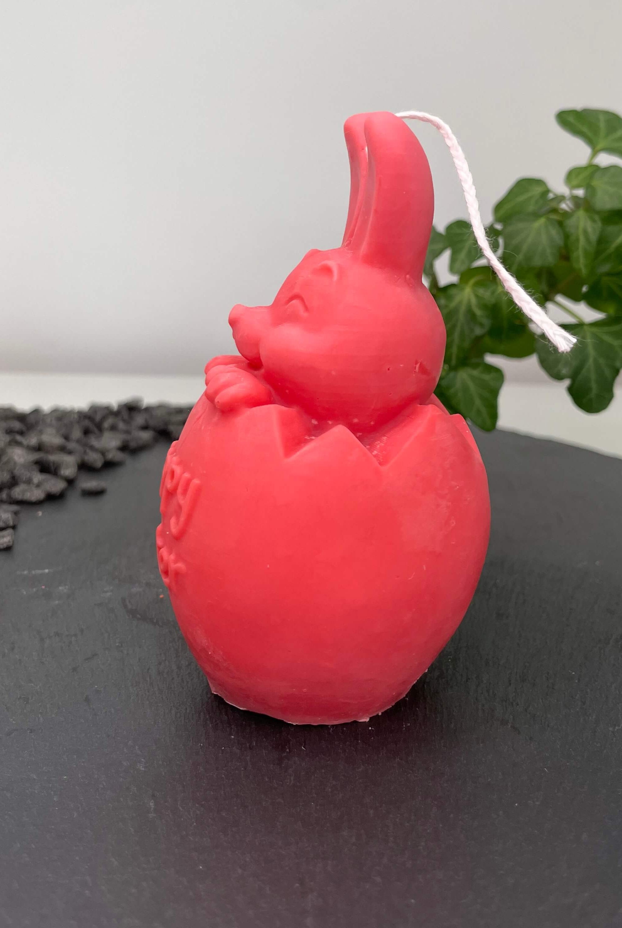 Hier sieht man unsere Easter Jubilee Bunny Kerze. Sie ist perfekt als Dekoration geeignet mit ihrem Hasen und Osterei Design. Sie sieht elegant und ästhetisch aus. Handgemacht aus hochwertigem Sojawachs. In Rot.