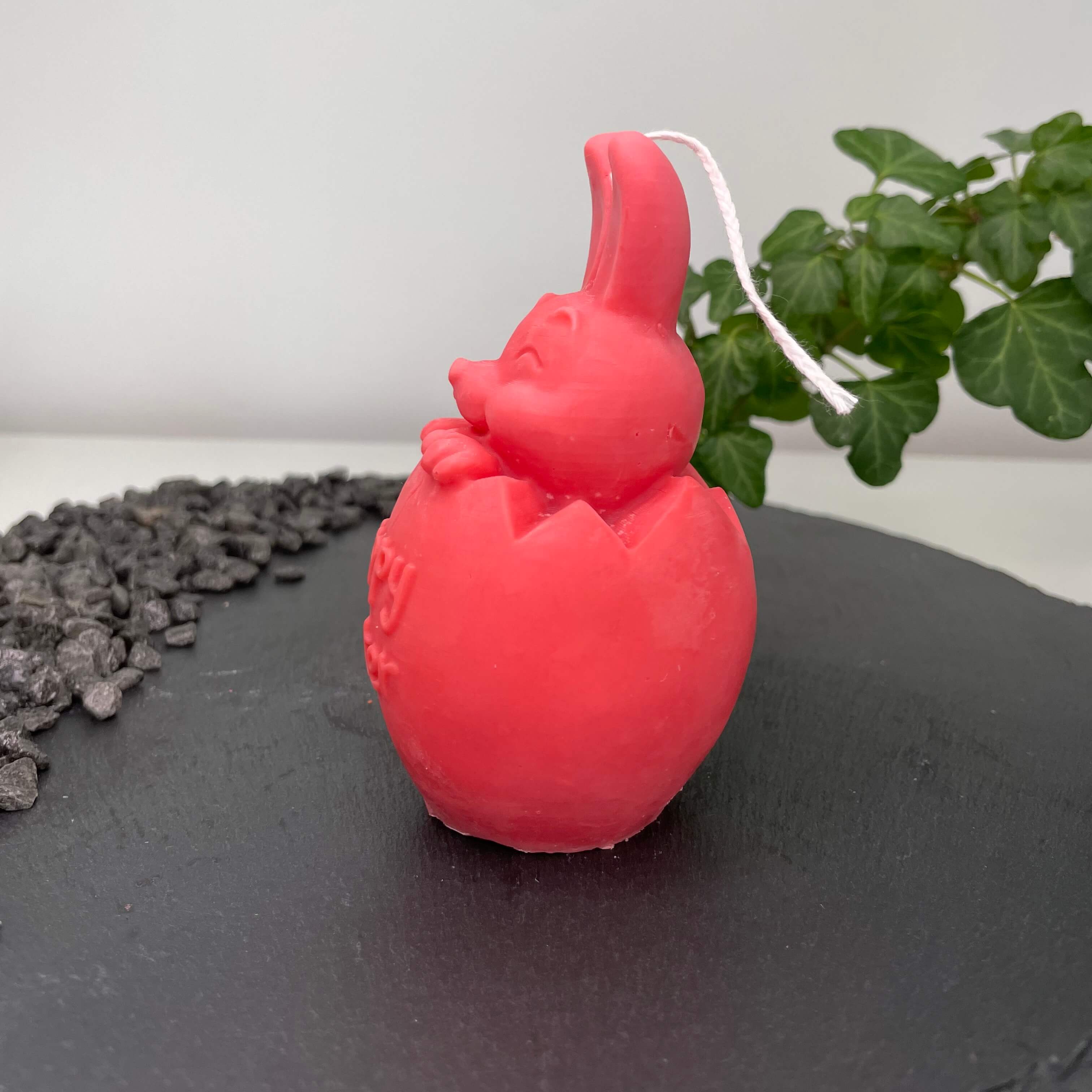 Hier sieht man unsere Easter Jubilee Bunny Kerze. Sie ist perfekt als Dekoration geeignet mit ihrem Hasen und Osterei Design. Sie sieht elegant und ästhetisch aus. Handgemacht aus hochwertigem Sojawachs. In Rot.