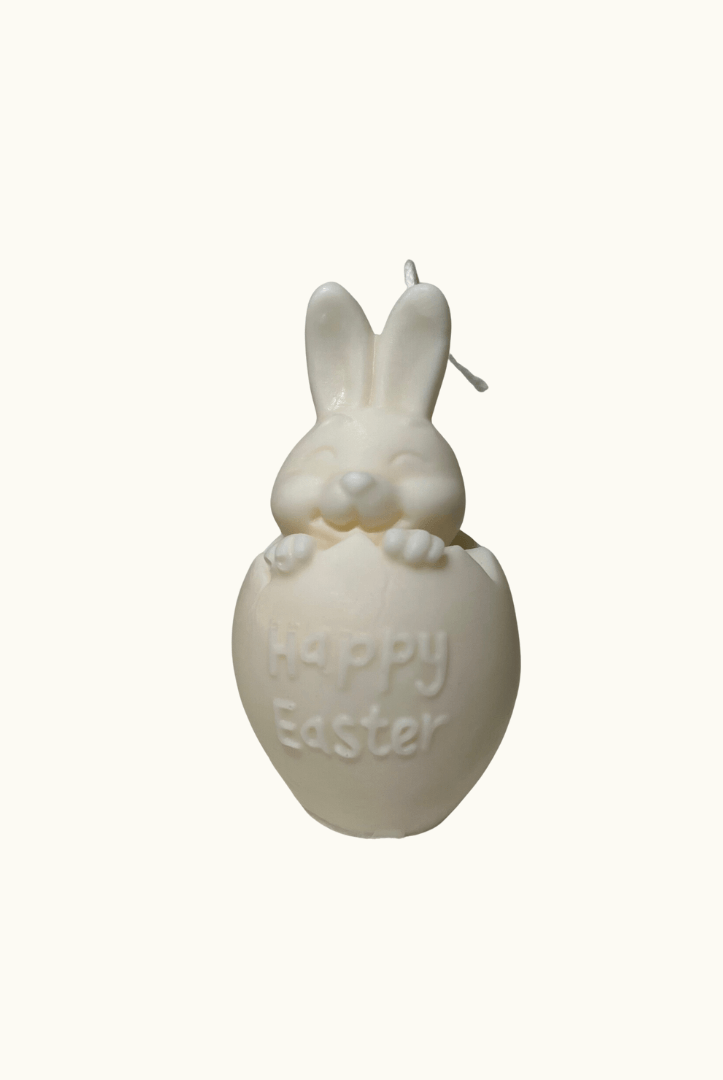 Auf diesem Bild sieht man unsere Easter Jubilee Bunny Kerze. Sie ist handgemacht aus Bio Sojawachs. Zudem ist sie umweltfreundlich, nachhaltig und vegan. In weiß.