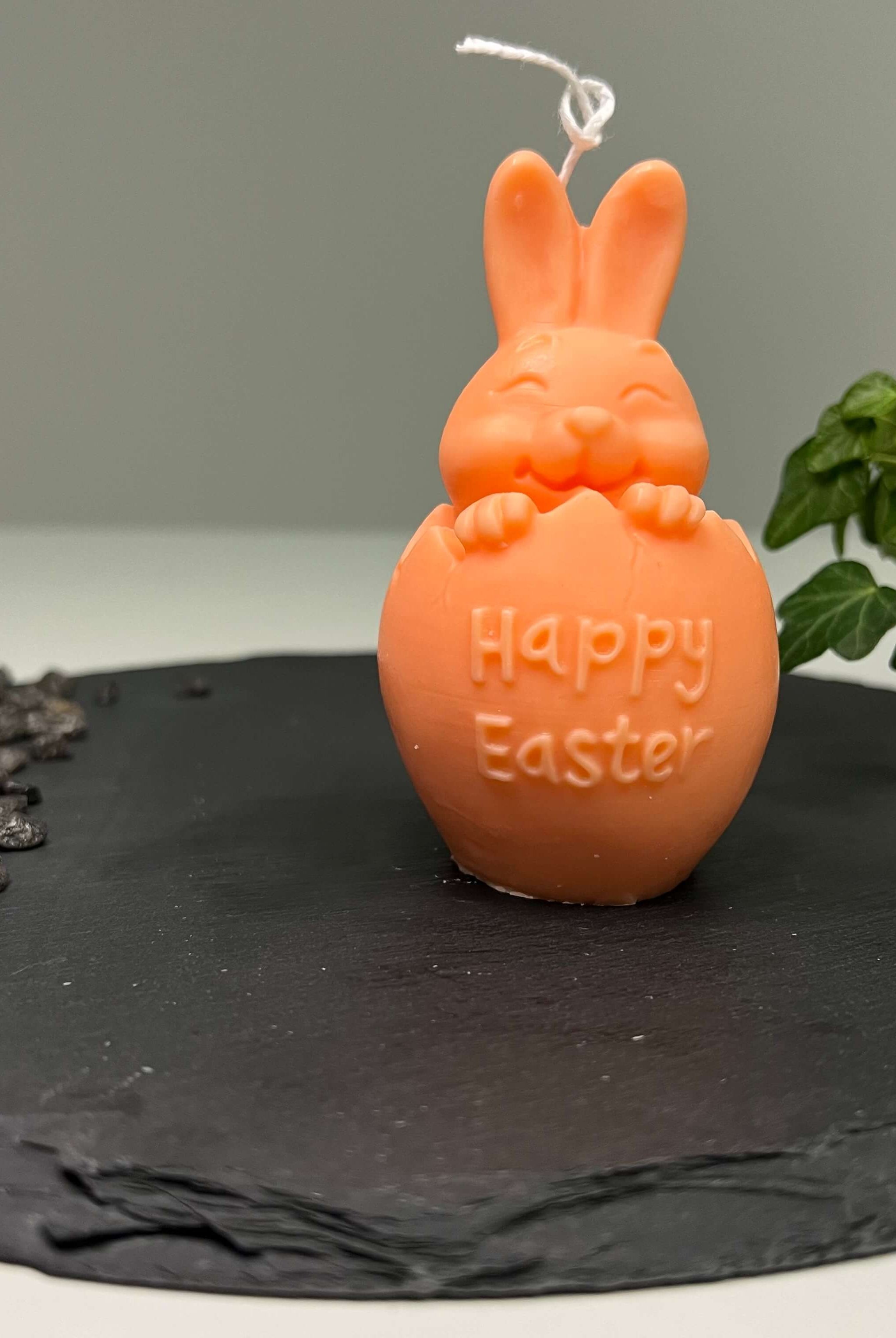 Auf diesem Bild sieht man unsere Easter Jubilee Bunny Kerze. Sie ist handgemacht aus Bio Sojawachs. Zudem ist sie umweltfreundlich, nachhaltig und vegan.