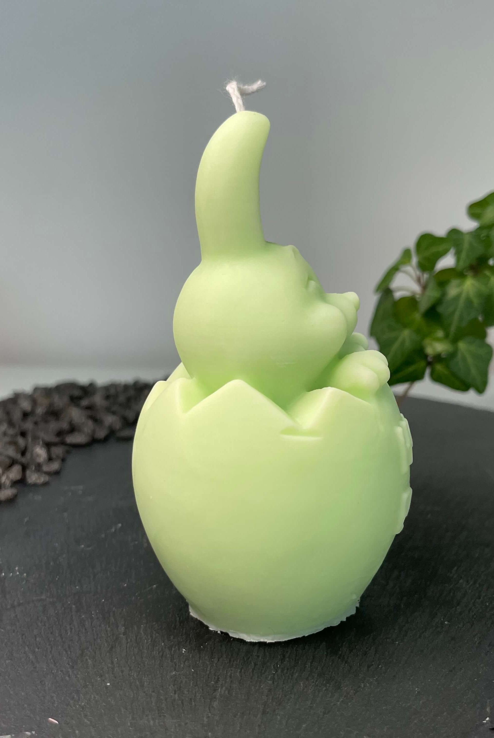 Easter Jubilee Bunny Osterkerze. Mit ihrem Osterei und Hasendesign ist sie perfekt für Ostern geeignet. Sie ist handgemacht aus nachhaltigem Sojawachs. In hellgrün.