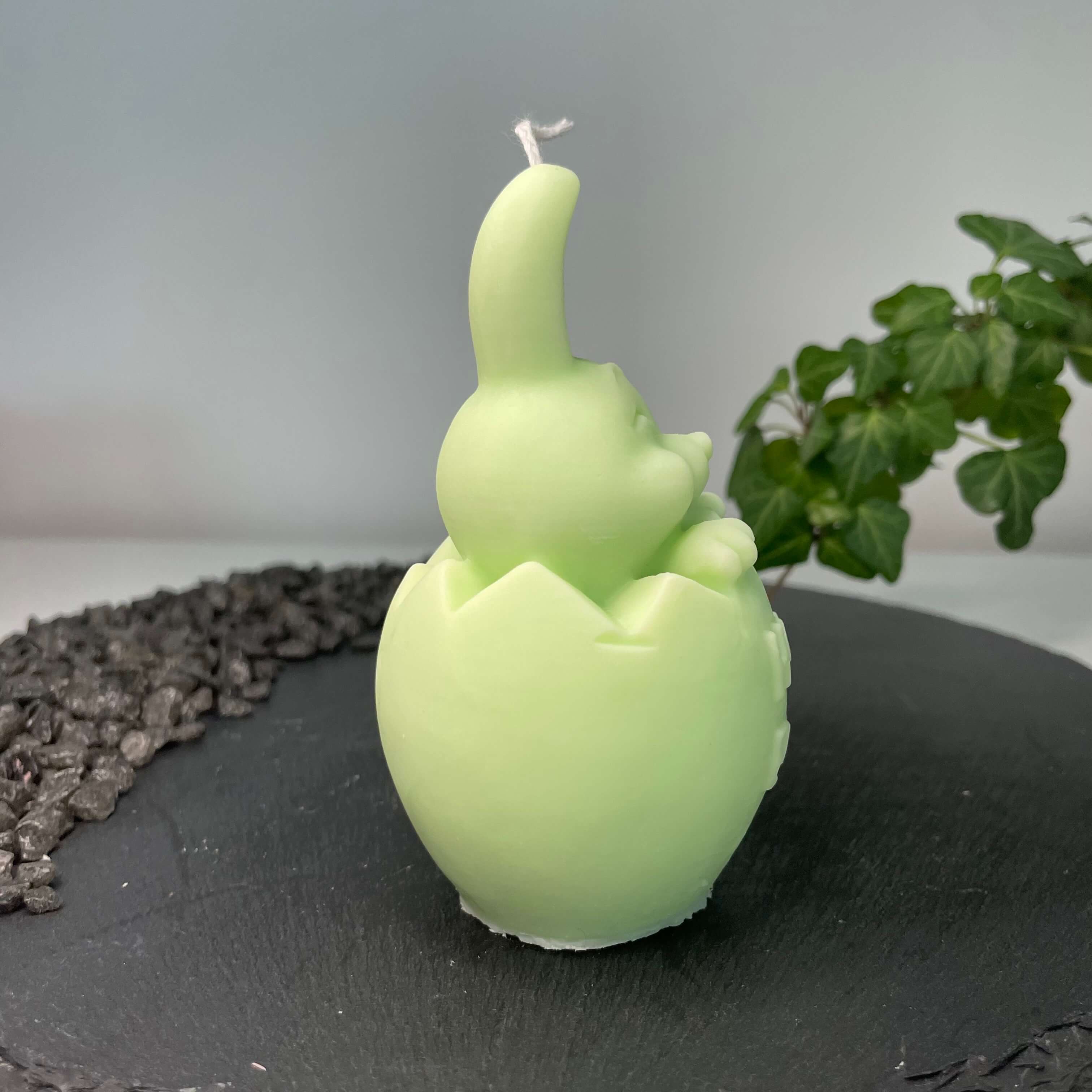 Easter Jubilee Bunny Osterkerze. Mit ihrem Osterei und Hasendesign ist sie perfekt für Ostern geeignet. Sie ist handgemacht aus nachhaltigem Sojawachs. In hellgrün.