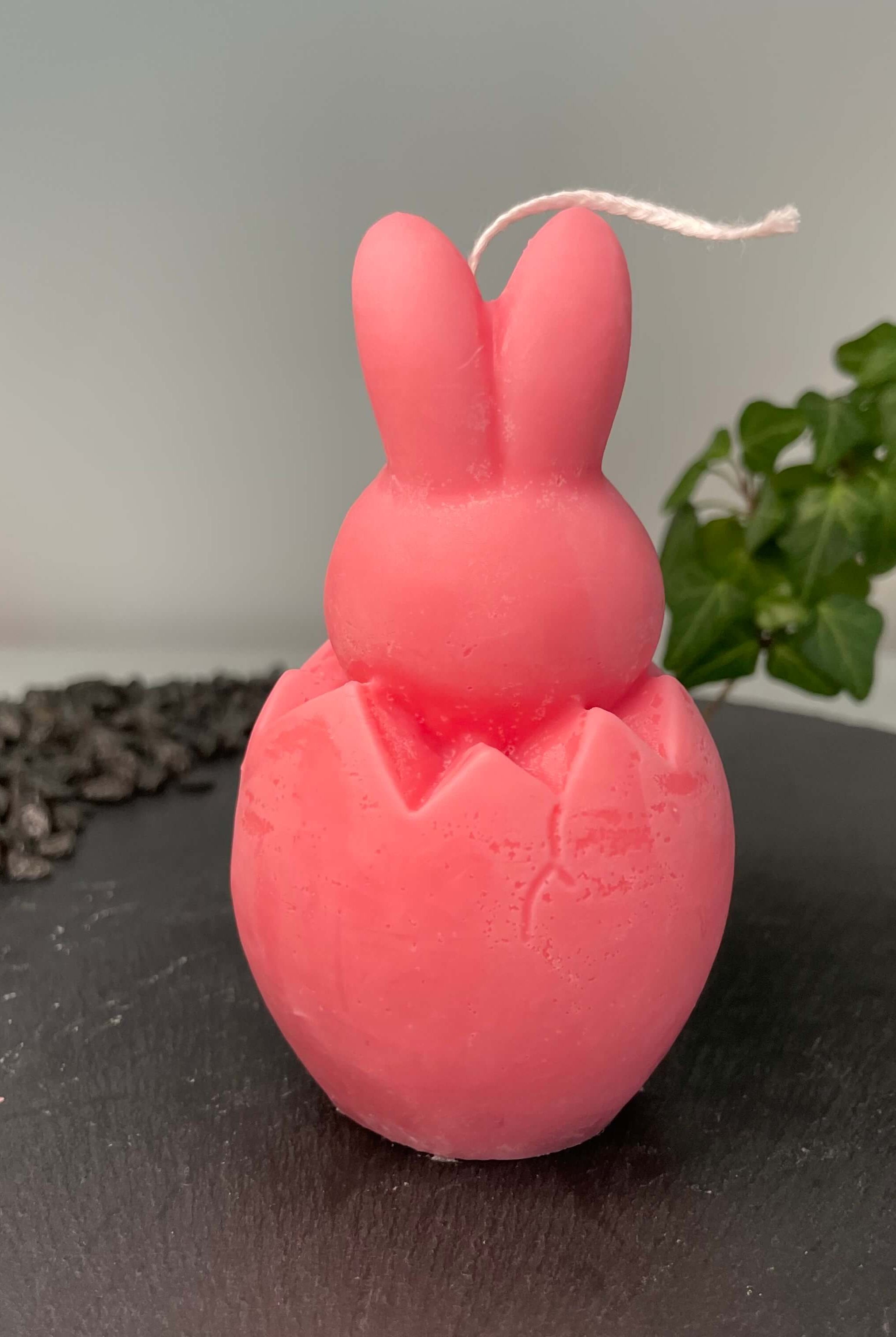 Die Easter Jubilee Bunny Duftkerze ist in verschiedenen Düften erhältlich. Die Düfte haben einen beruhigenden und angenehmen Geruch. Zudem entspannen sie, perfekt für gemütliche Tage. In pink.