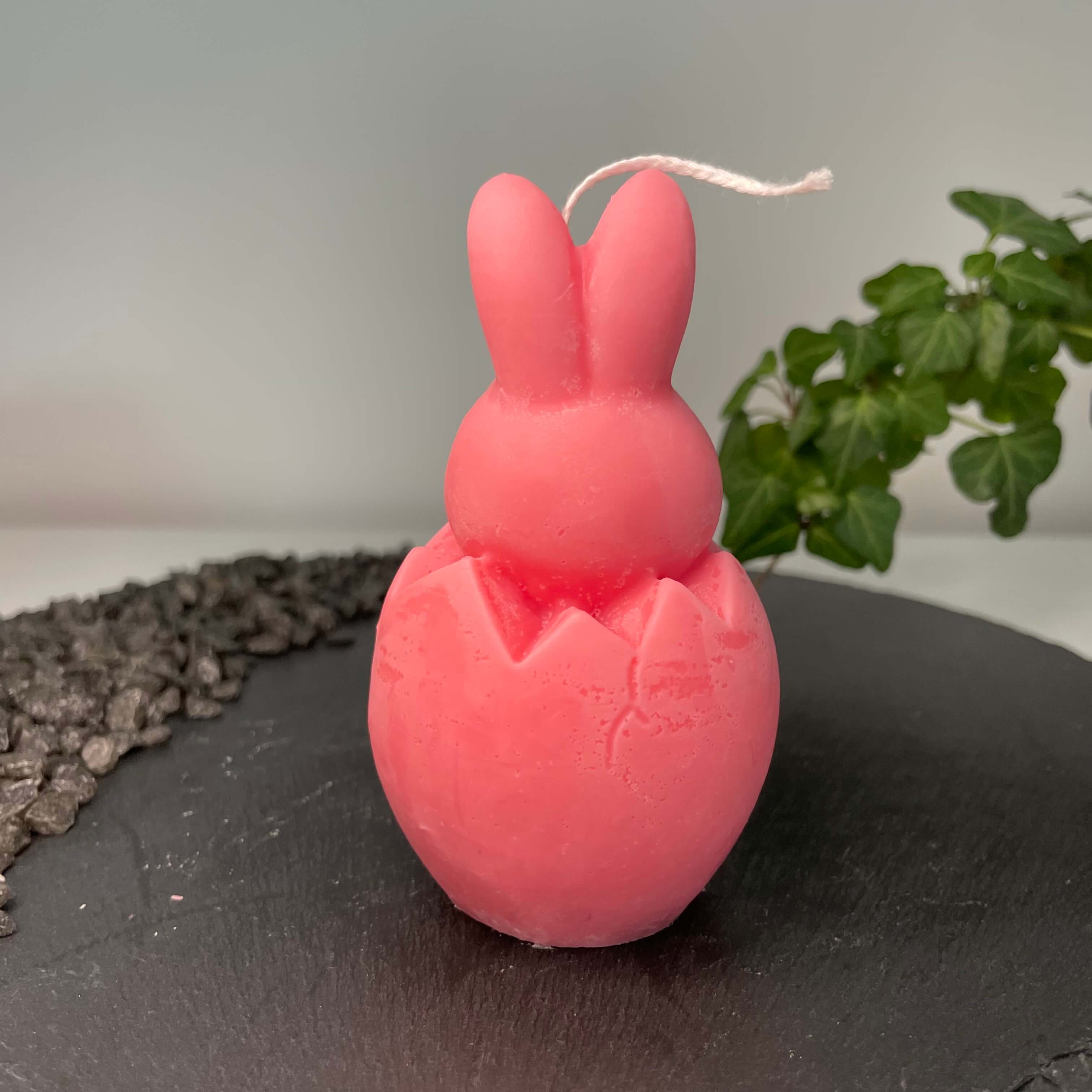 Die Easter Jubilee Bunny Duftkerze ist in verschiedenen Düften erhältlich. Die Düfte haben einen beruhigenden und angenehmen Geruch. Zudem entspannen sie, perfekt für gemütliche Tage. In pink.