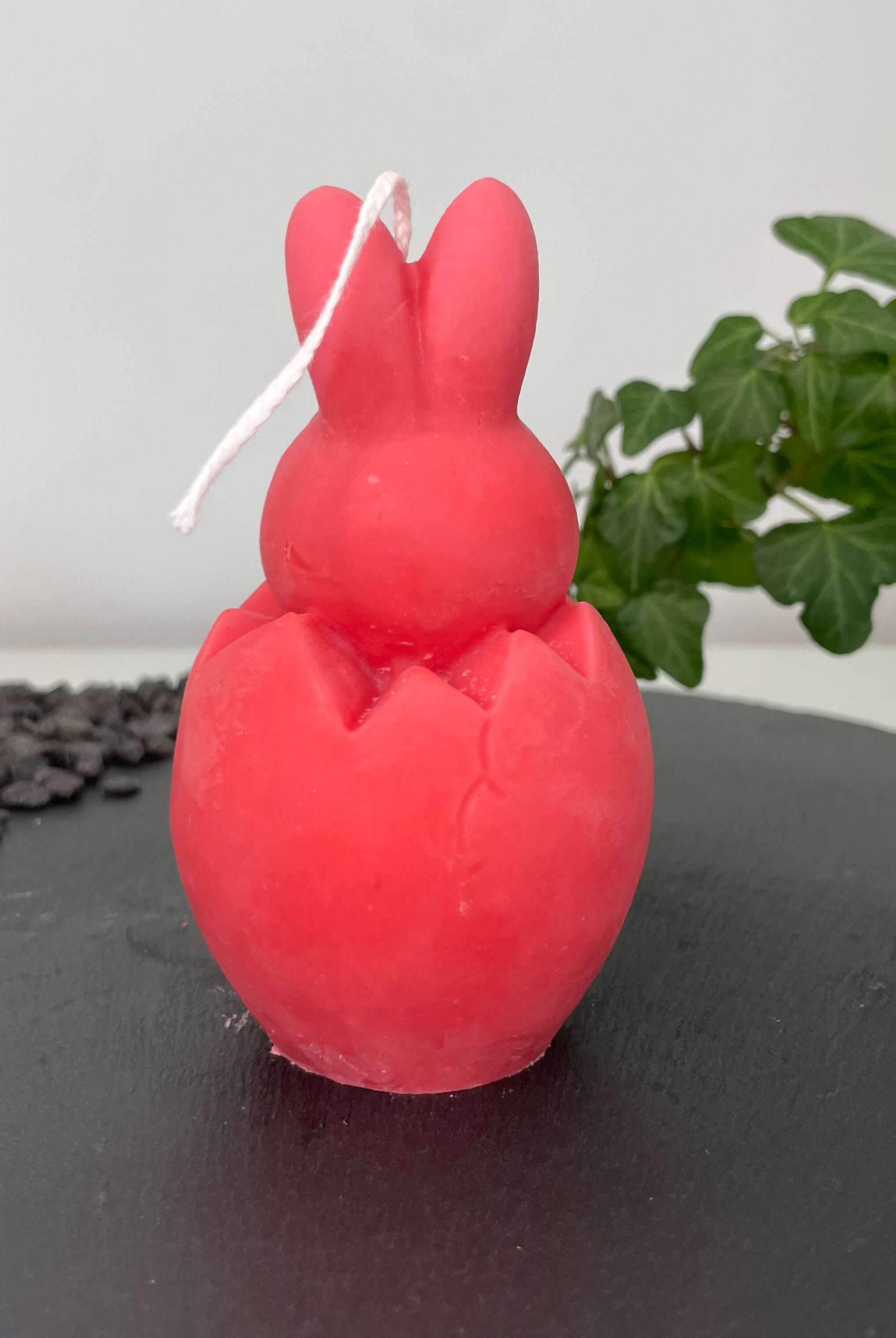 Unsere Easter Jubilee Bunny Kerze ist das perfekte Ostergeschenk. Sie sieht aus wie ein Hase. Diese Hasenkerze ist einzigartig und ein Unikat. In Rot.