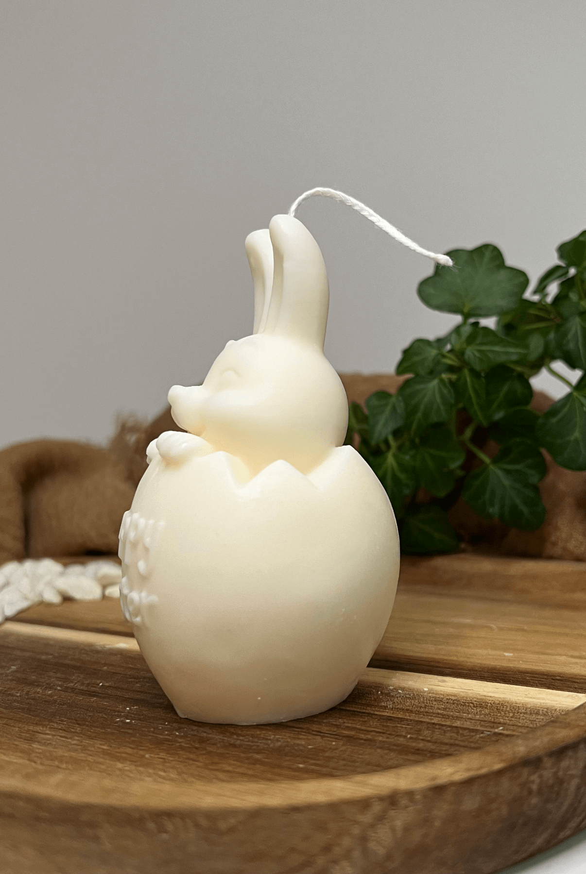 Easter Jubilee Bunny Osterkerze. Mit ihrem Osterei und Hasendesign ist sie perfekt für Ostern geeignet. Sie ist handgemacht aus nachhaltigem Sojawachs. In weiß.