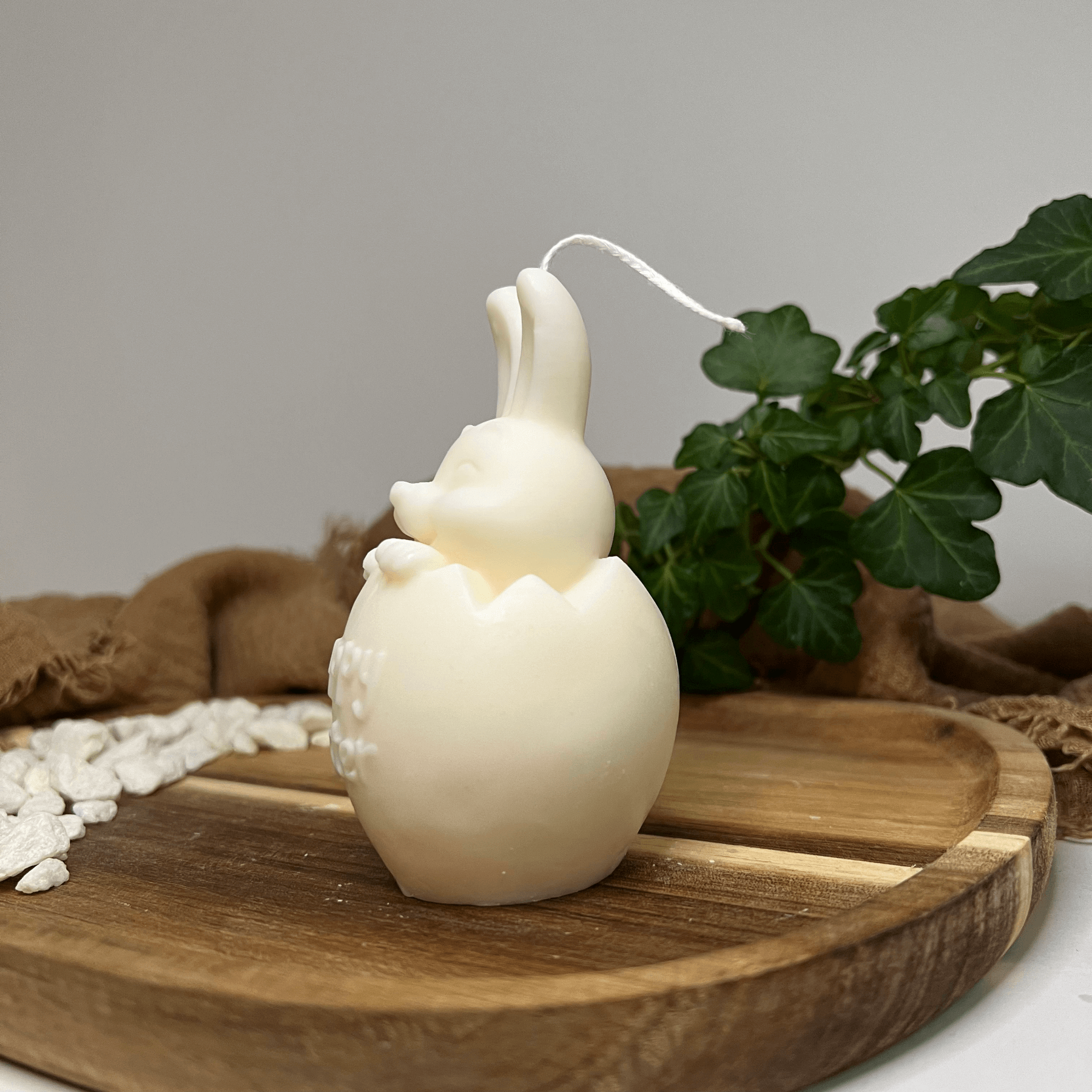 Easter Jubilee Bunny Osterkerze. Mit ihrem Osterei und Hasendesign ist sie perfekt für Ostern geeignet. Sie ist handgemacht aus nachhaltigem Sojawachs. In weiß.