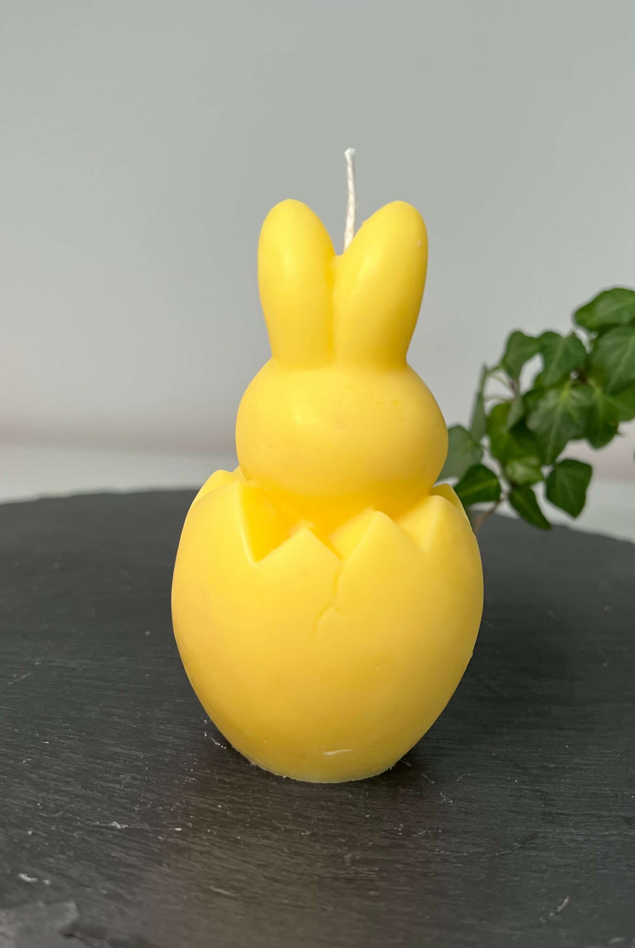 Easter Jubilee Bunny Osterkerze. Mit ihrem Osterei und Hasendesign ist sie perfekt für Ostern geeignet. Sie ist handgemacht aus nachhaltigem Sojawachs. In gelb.