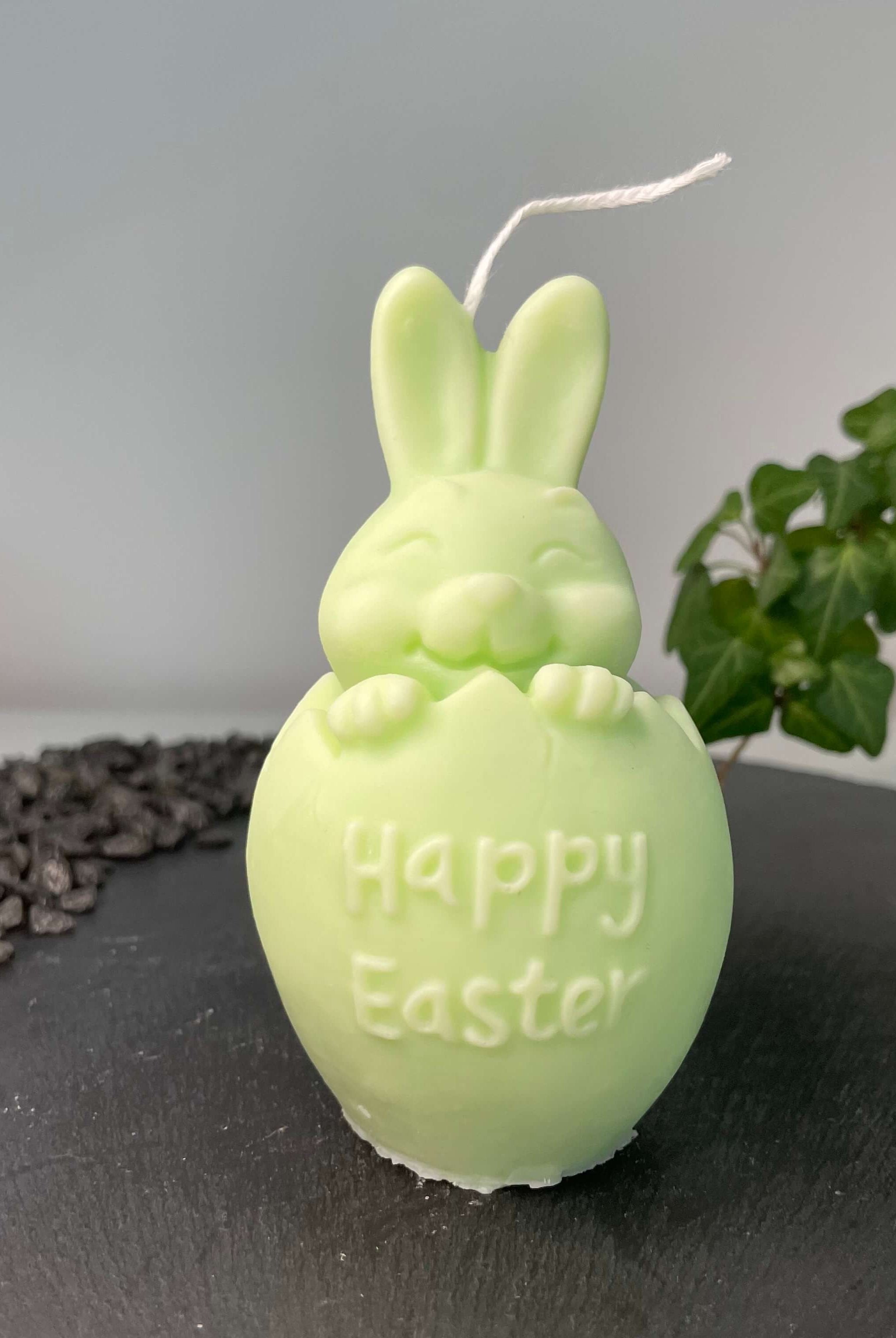 Auf diesem Bild sieht man unsere Easter Jubilee Bunny Kerze. Sie ist handgemacht aus Bio Sojawachs. Zudem ist sie umweltfreundlich, nachhaltig und vegan. In hellgrün.