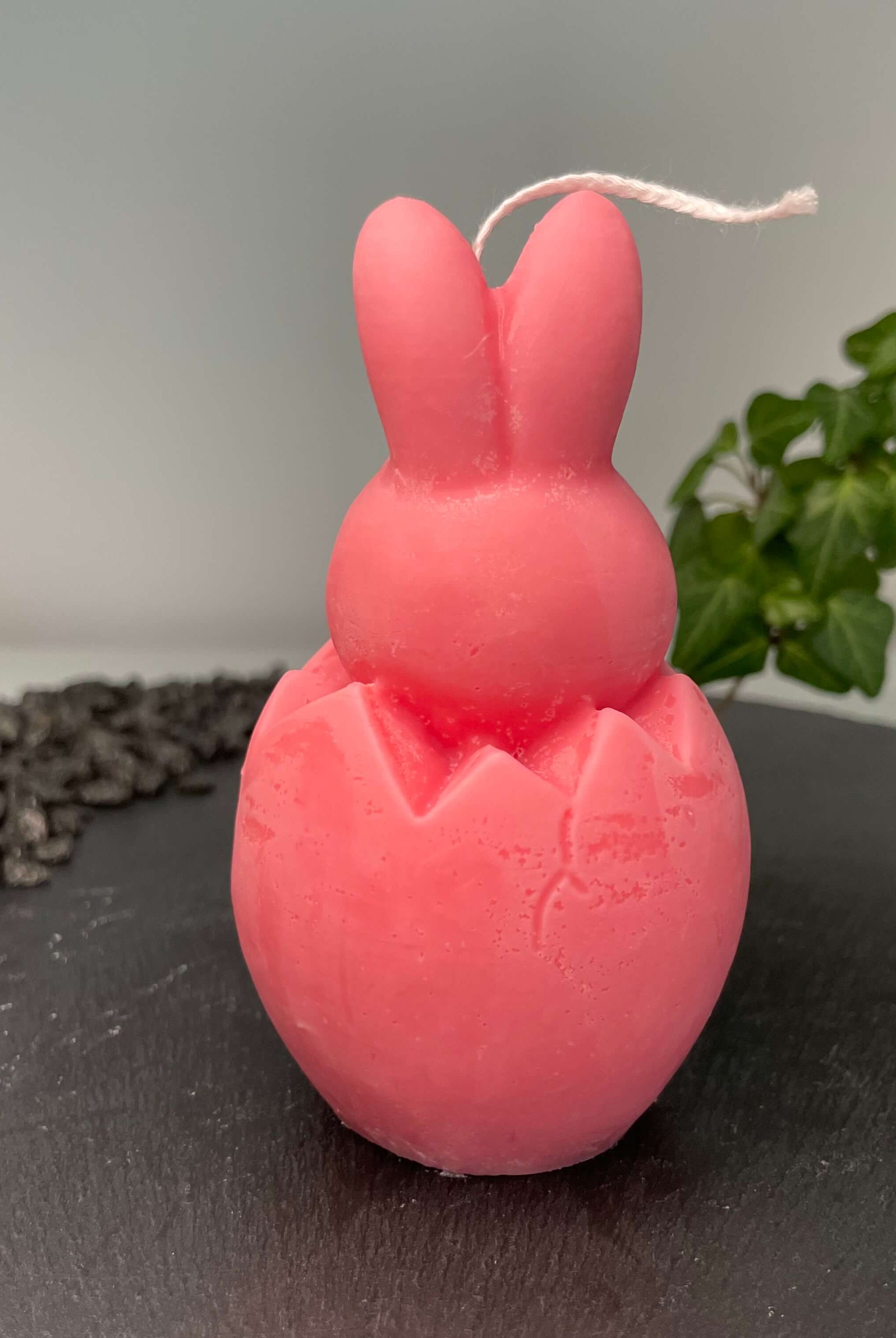 Easter Jubilee Bunny Osterkerze. Mit ihrem Osterei und Hasendesign ist sie perfekt für Ostern geeignet. Sie ist handgemacht aus nachhaltigem Sojawachs. In pink.