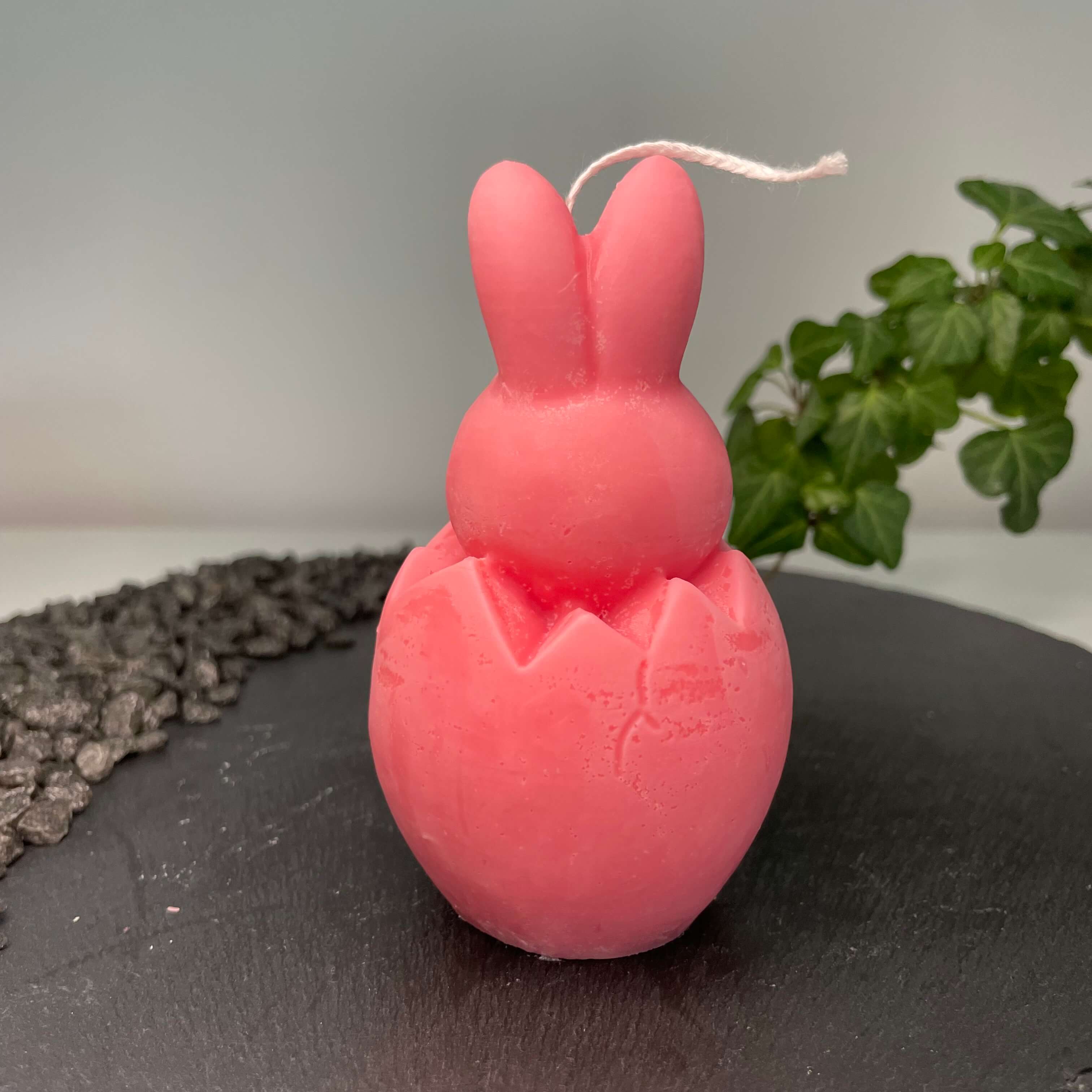 Easter Jubilee Bunny Osterkerze. Mit ihrem Osterei und Hasendesign ist sie perfekt für Ostern geeignet. Sie ist handgemacht aus nachhaltigem Sojawachs. In pink.