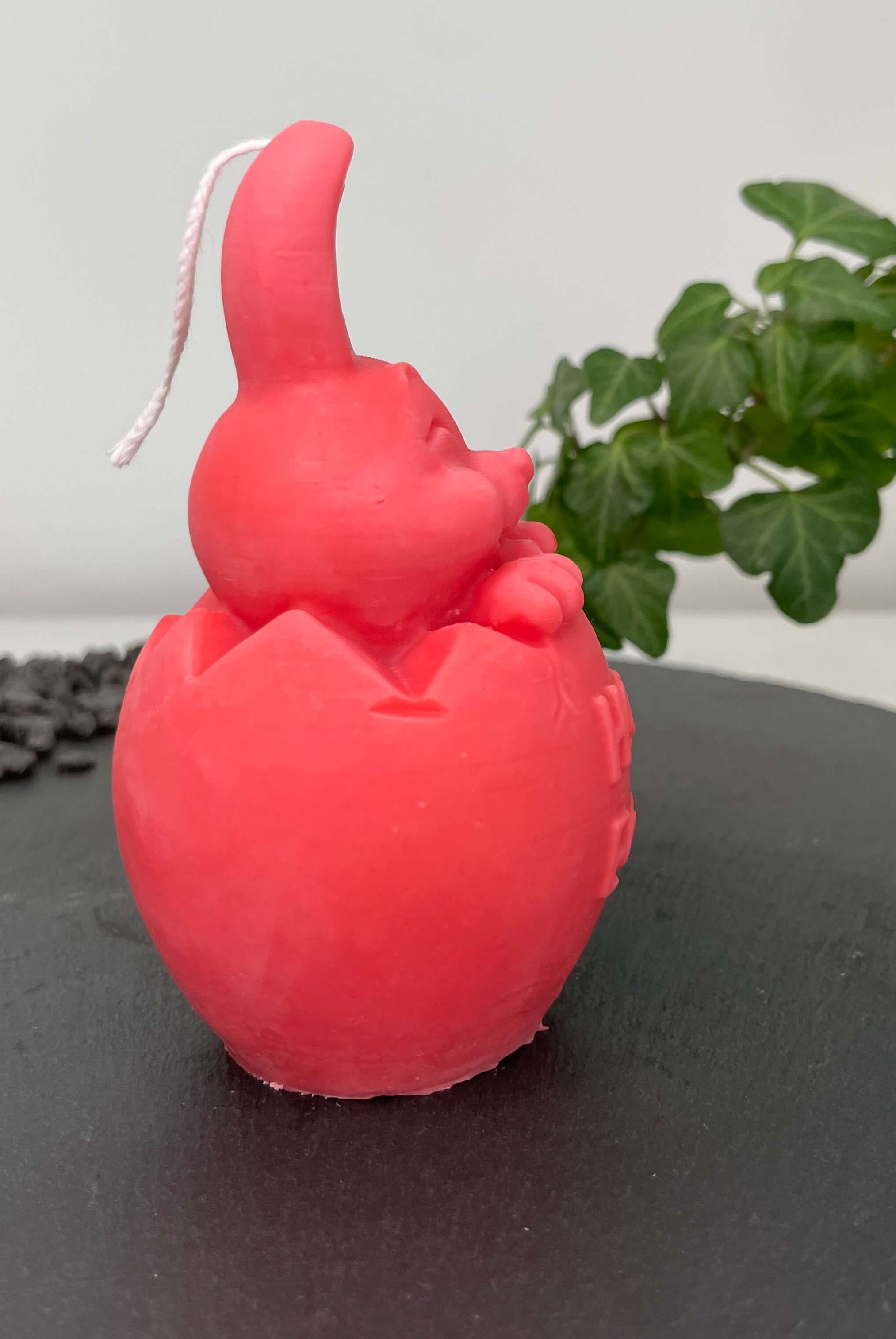 Die Easter Jubilee Bunny Duftkerze ist in verschiedenen Düften erhältlich. Die Düfte haben einen beruhigenden und angenehmen Geruch. Zudem entspannen sie, perfekt für gemütliche Tage. In Rot.