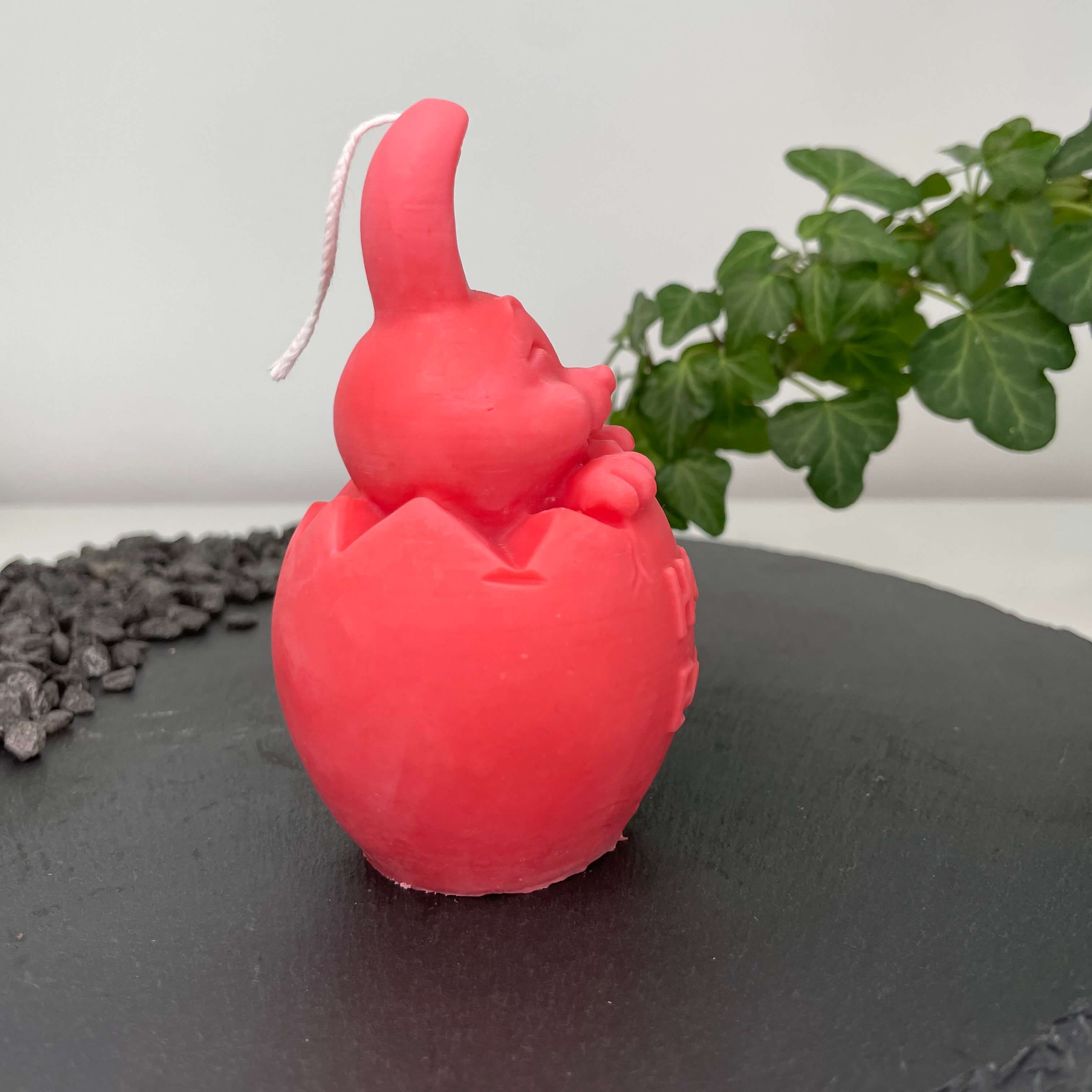 Die Easter Jubilee Bunny Duftkerze ist in verschiedenen Düften erhältlich. Die Düfte haben einen beruhigenden und angenehmen Geruch. Zudem entspannen sie, perfekt für gemütliche Tage. In Rot.