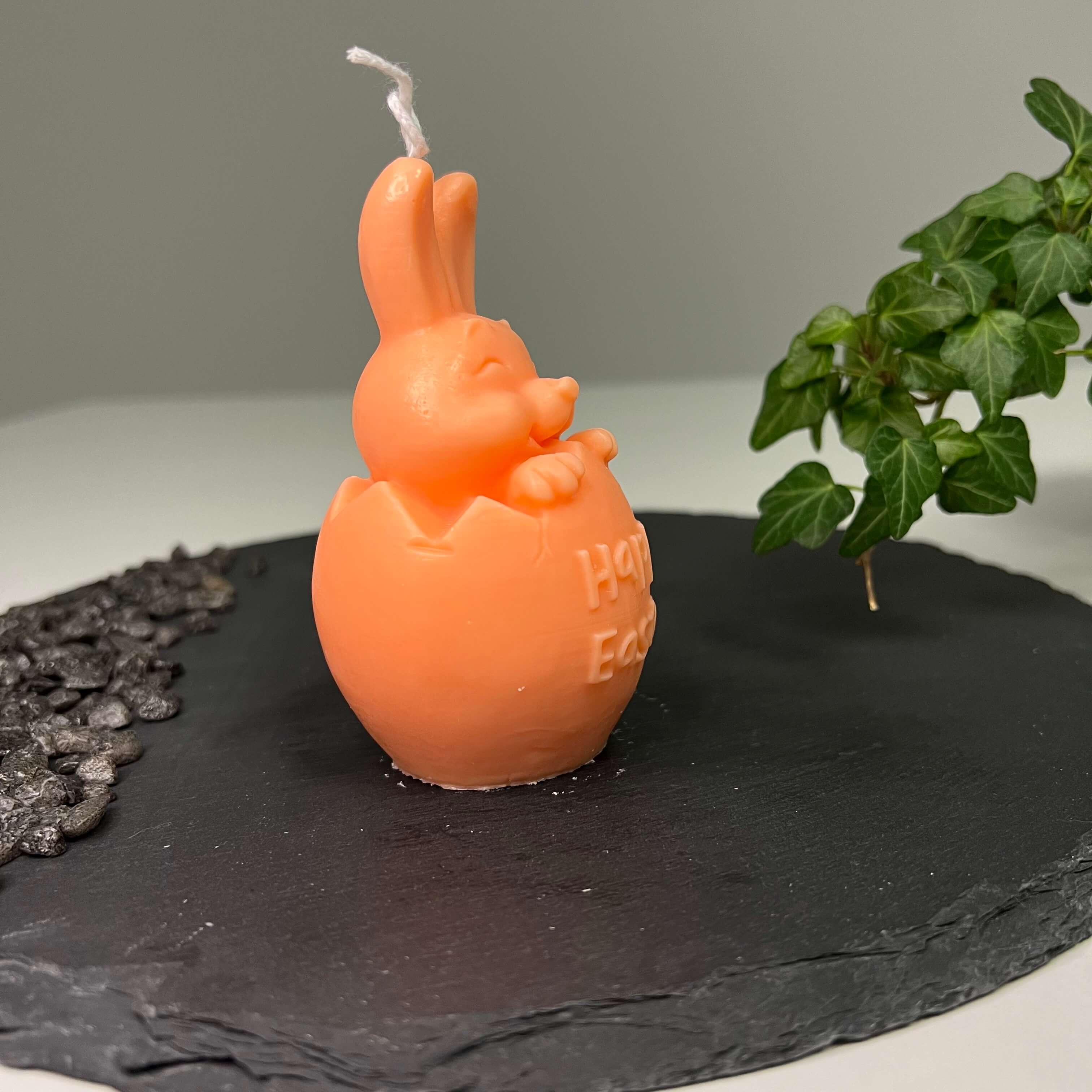 Unsere Easter Jubilee Bunny Kerze ist das perfekte Ostergeschenk. Sie sieht aus wie ein Hase. Diese Hasenkerze ist einzigartig und ein Unikat.