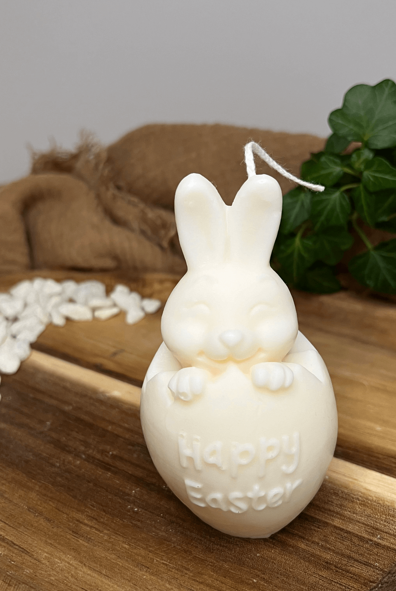 Die Easter Jubilee Bunny Duftkerze ist in verschiedenen Düften erhältlich. Die Düfte haben einen beruhigenden und angenehmen Geruch. Zudem entspannen sie, perfekt für gemütliche Tage. In weiß.