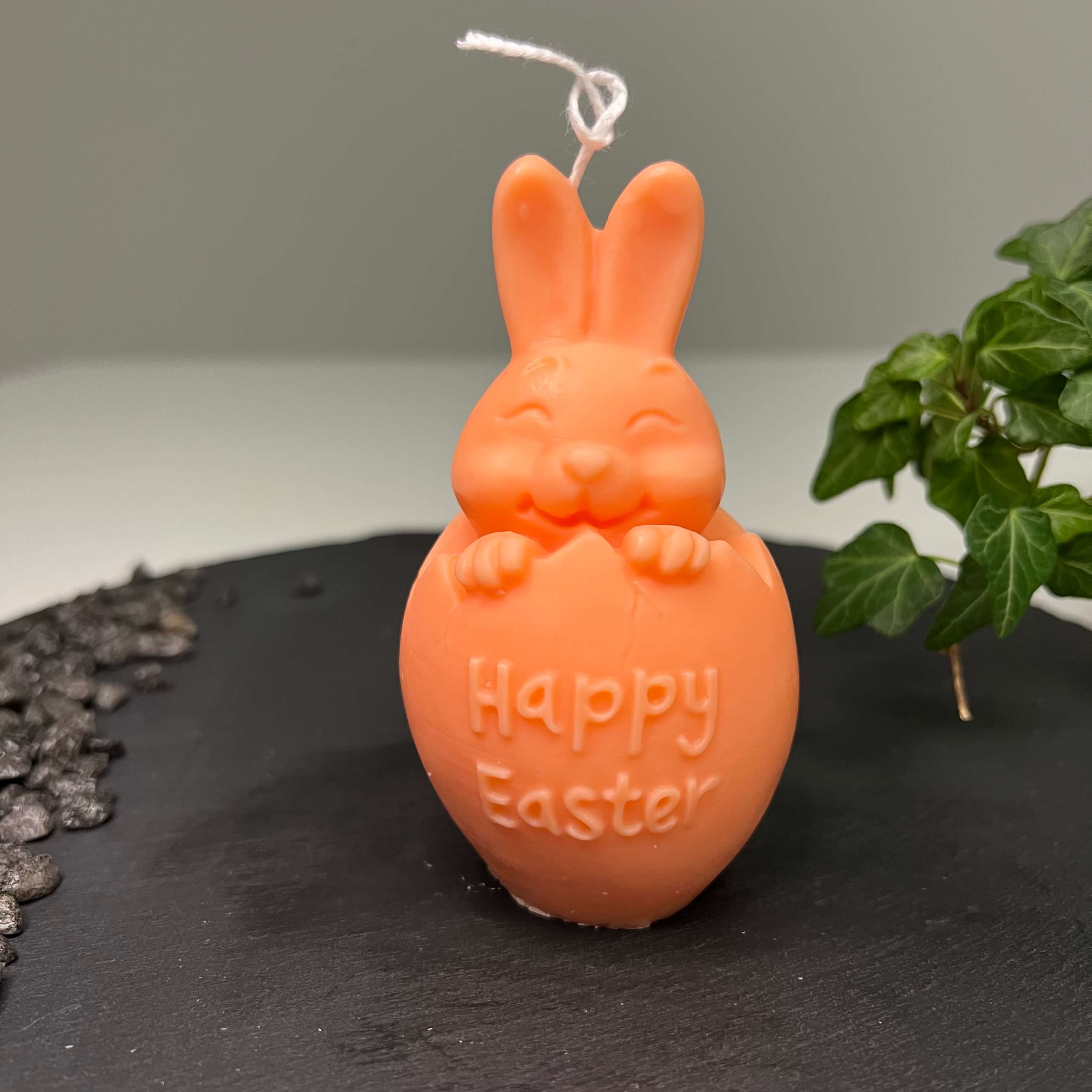 Hier sieht man unsere Easter Jubilee Bunny Kerze. Sie ist perfekt als Dekoration geeignet mit ihrem Hasen und Osterei Design. Sie sieht elegant und ästhetisch aus. Handgemacht aus hochwertigem Sojawachs.