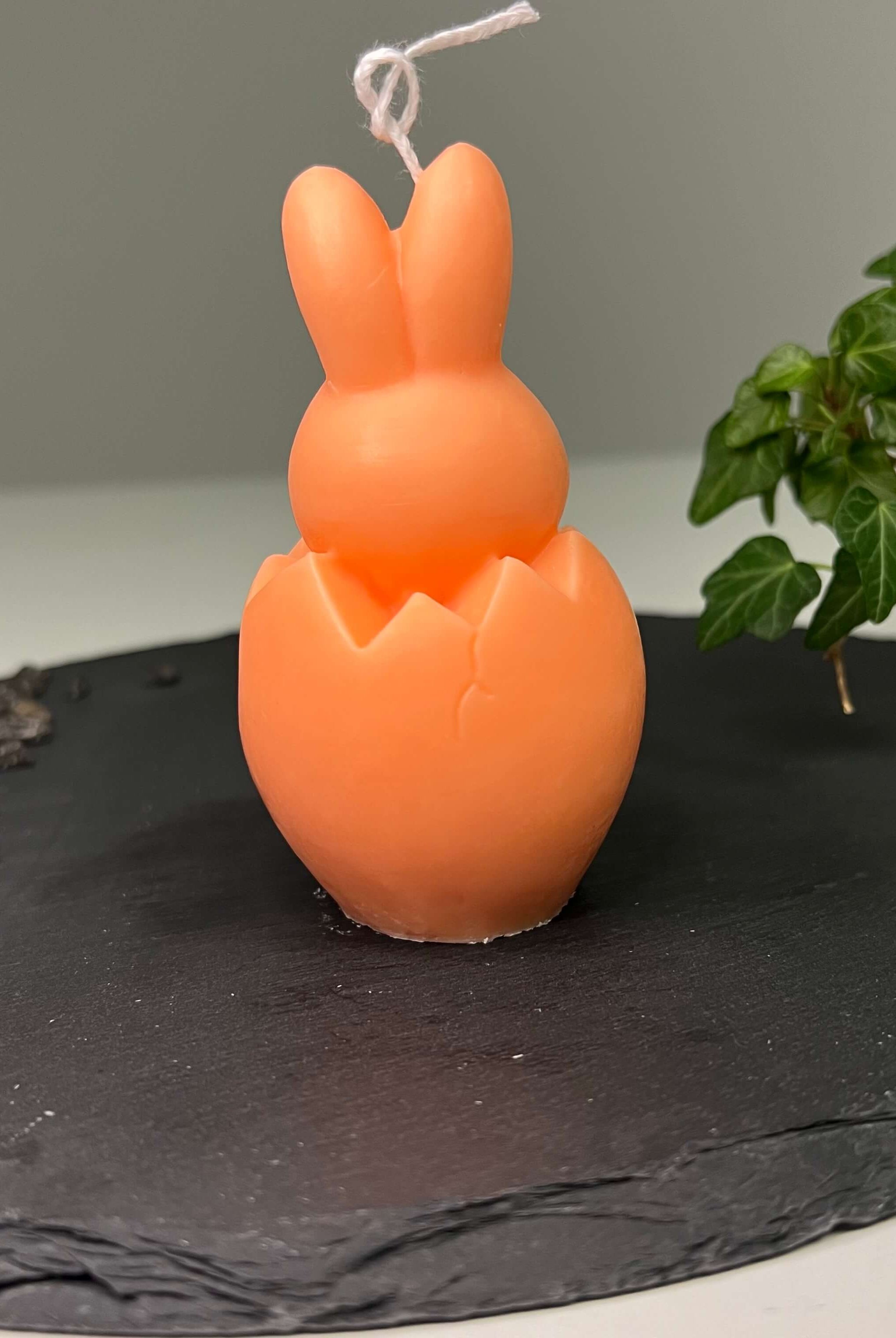 Easter Jubilee Bunny Osterkerze. Mit ihrem Osterei und Hasendesign ist sie perfekt für Ostern geeignet. Sie ist handgemacht aus nachhaltigem Sojawachs.