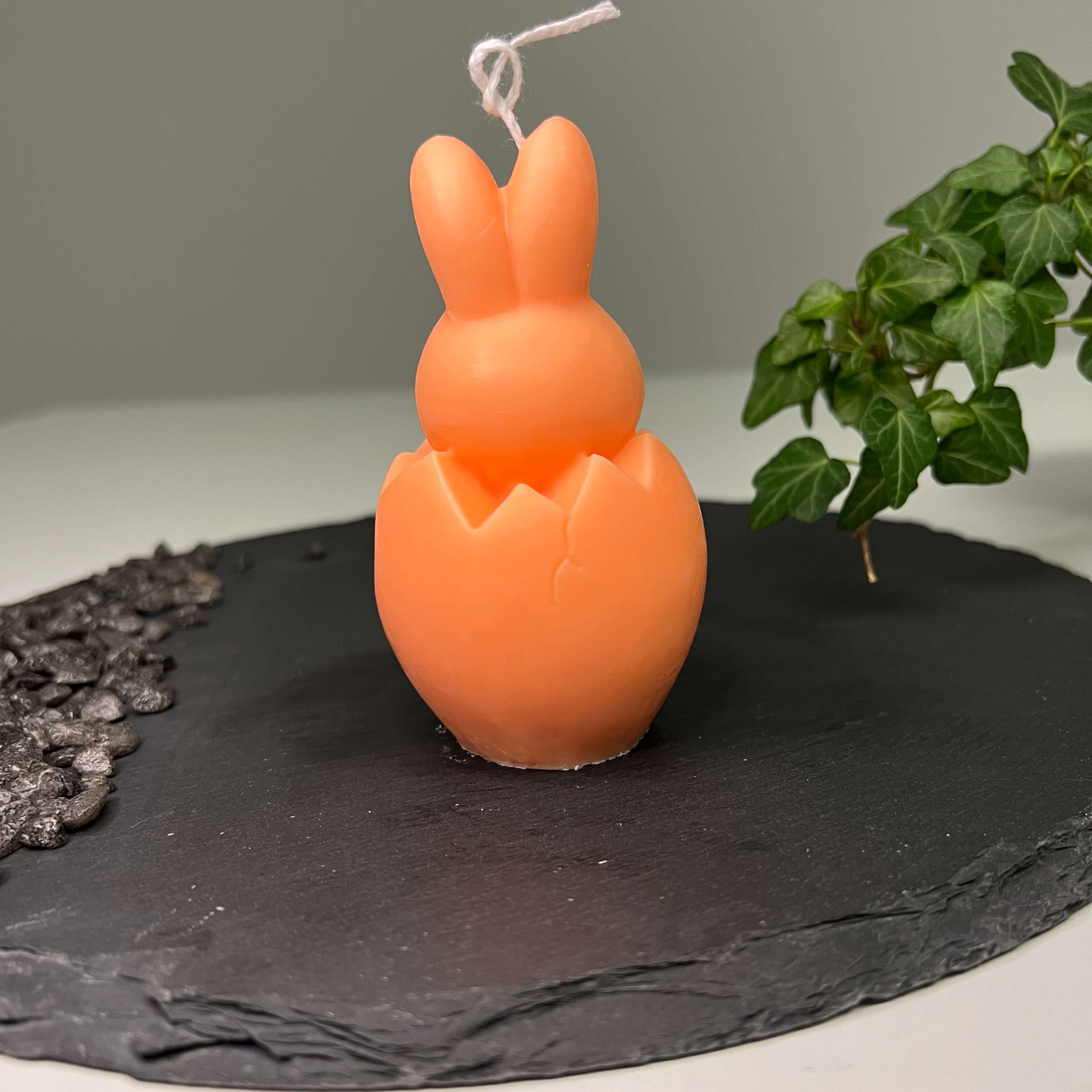 Easter Jubilee Bunny Osterkerze. Mit ihrem Osterei und Hasendesign ist sie perfekt für Ostern geeignet. Sie ist handgemacht aus nachhaltigem Sojawachs.