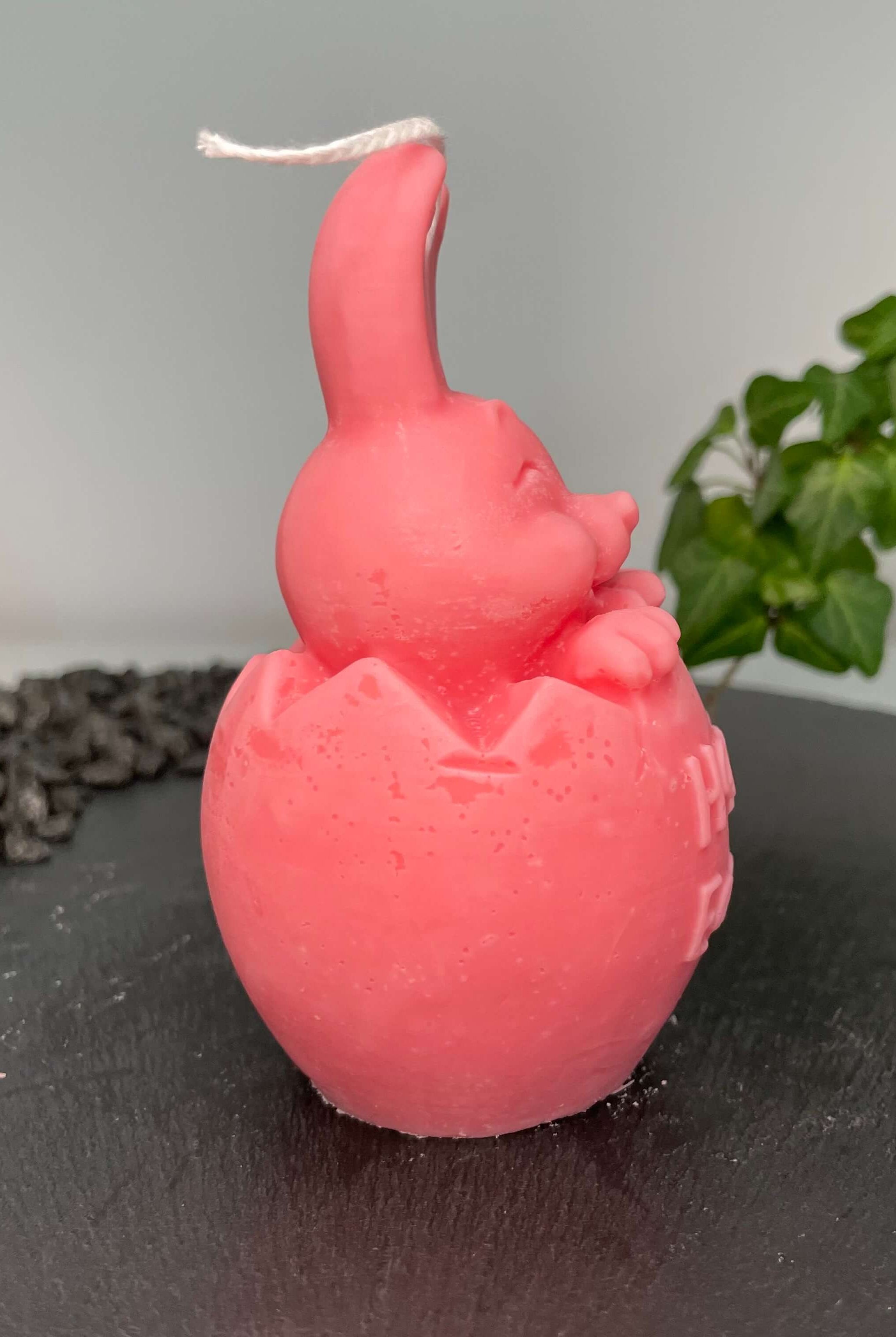 Unsere Easter Jubilee Bunny Kerze ist das perfekte Ostergeschenk. Sie sieht aus wie ein Hase. Diese Hasenkerze ist einzigartig und ein Unikat. In pink.