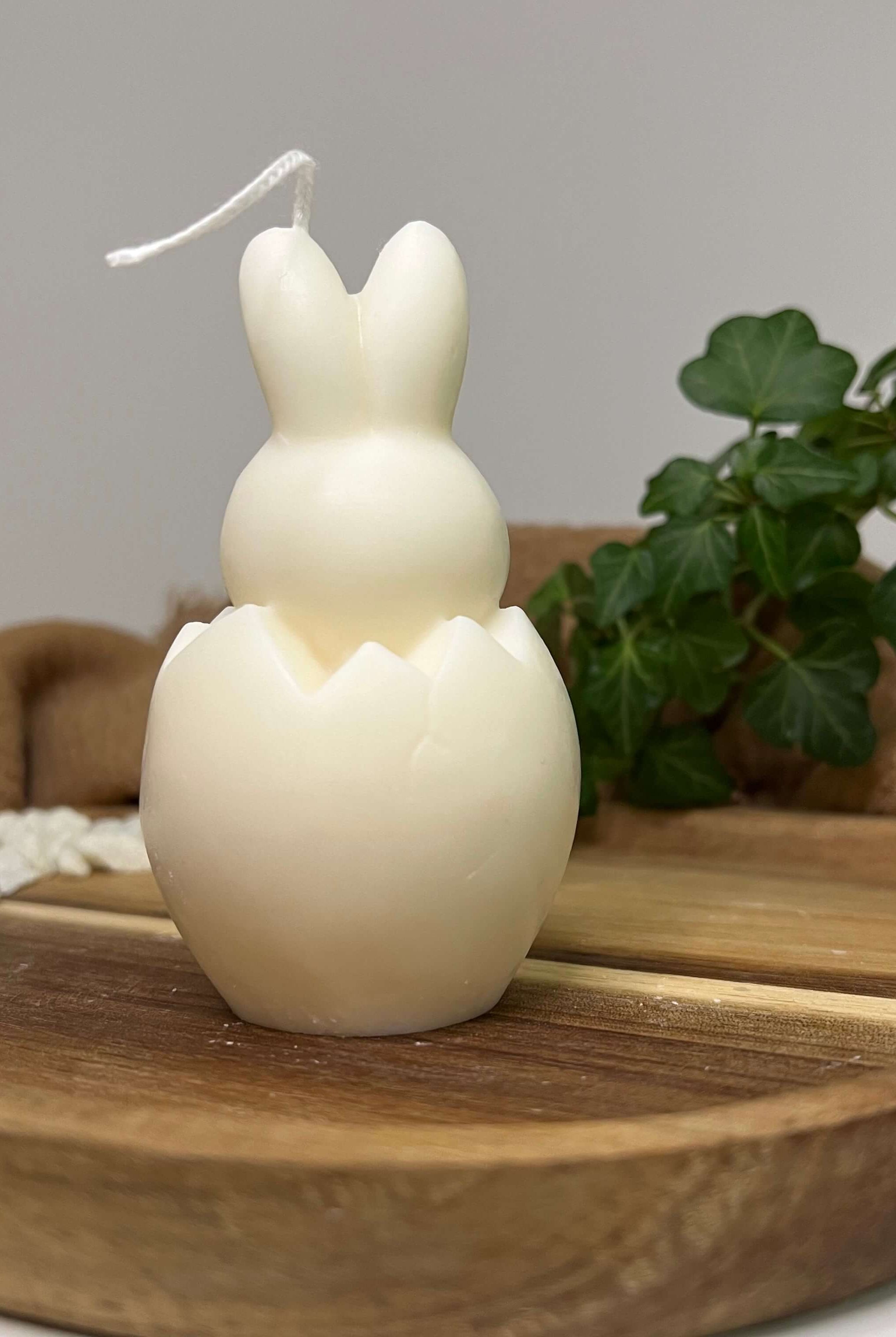 Easter Jubilee Bunny Kerze in weiß. Diese Hasenkerze ist das perfekte Ostergeschenk. Handgemacht aus hochwertigem Sojawachs.