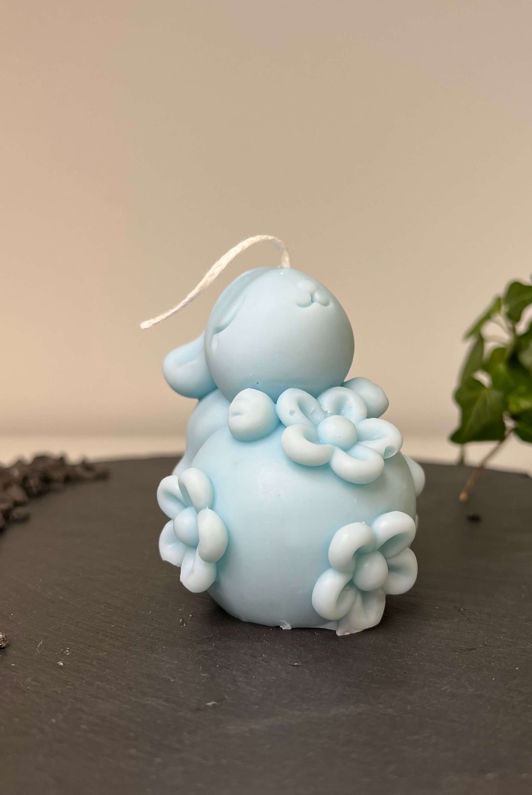 Hier sieht man unsere Enchanting Rabbit Kerze. Mit ihrem Hasen und Osterei Design ist sie die perfekte Osterkerze. Auch ist sie perfekt als Dekoration geeignet mit ihrem eleganten und ästhetischem Aussehen. In Hellblau.