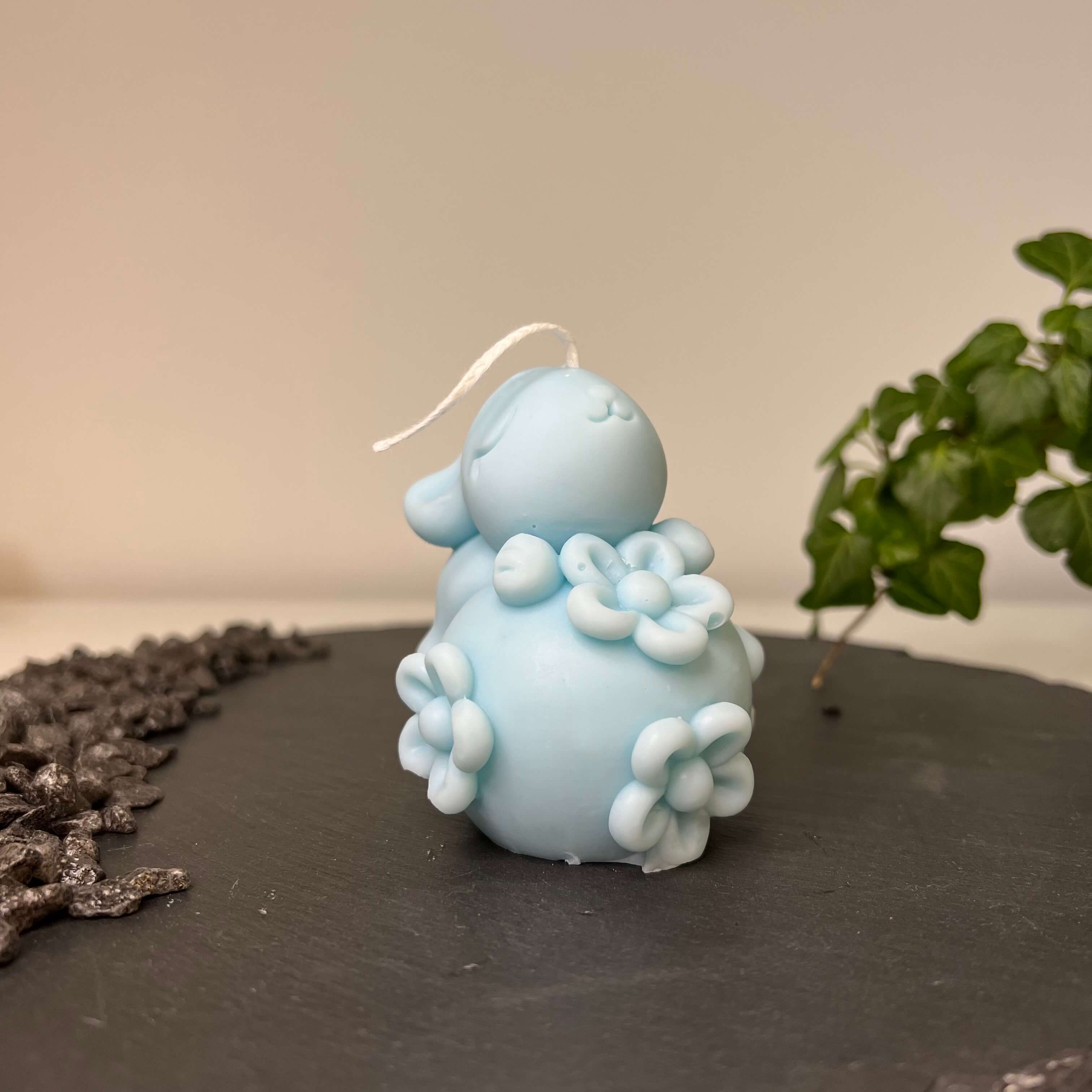 Hier sieht man unsere Enchanting Rabbit Kerze. Mit ihrem Hasen und Osterei Design ist sie die perfekte Osterkerze. Auch ist sie perfekt als Dekoration geeignet mit ihrem eleganten und ästhetischem Aussehen. In Hellblau.