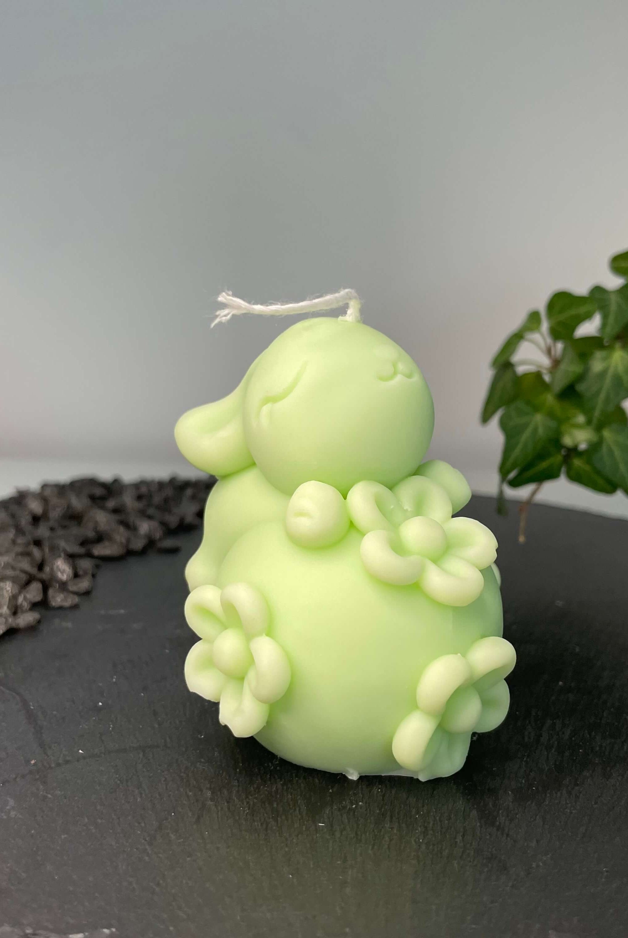 Auf diesem Bild sieht man unsere Enchanting Rabbit Kerze. Sie ist handgemacht aus Bio Sojawachs. Sie ist auch nachhaltig, vegan und umweltfreundlich. In Hellgrün.