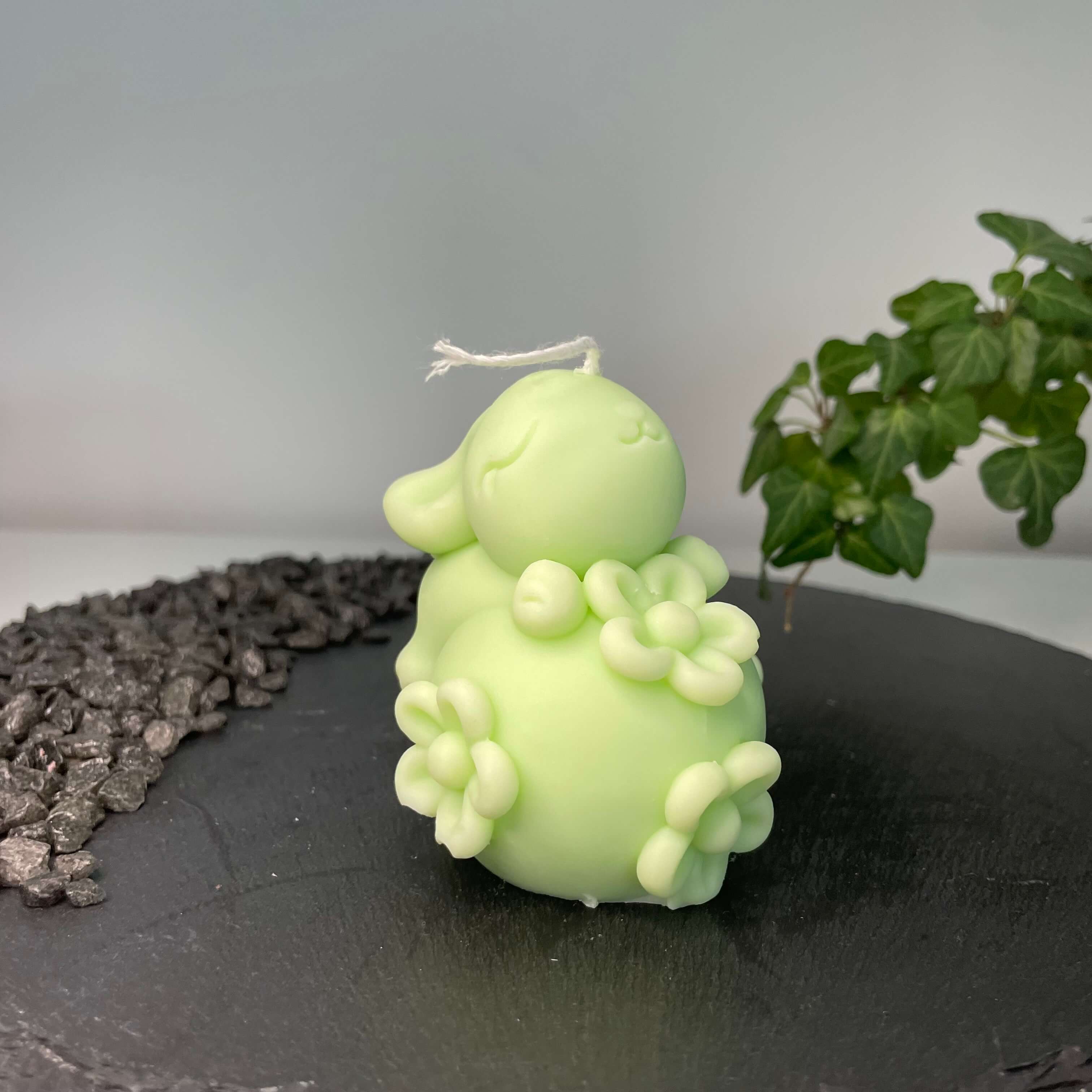 Auf diesem Bild sieht man unsere Enchanting Rabbit Kerze. Sie ist handgemacht aus Bio Sojawachs. Sie ist auch nachhaltig, vegan und umweltfreundlich. In Hellgrün.