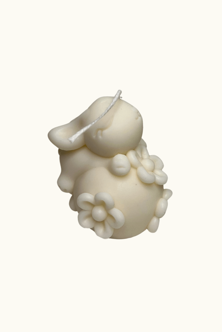 Auf diesem Bild sieht man unsere Enchanting Rabbit Kerze. Sie ist handgemacht aus Bio Sojawachs. Sie ist auch nachhaltig, vegan und umweltfreundlich. In weiß.