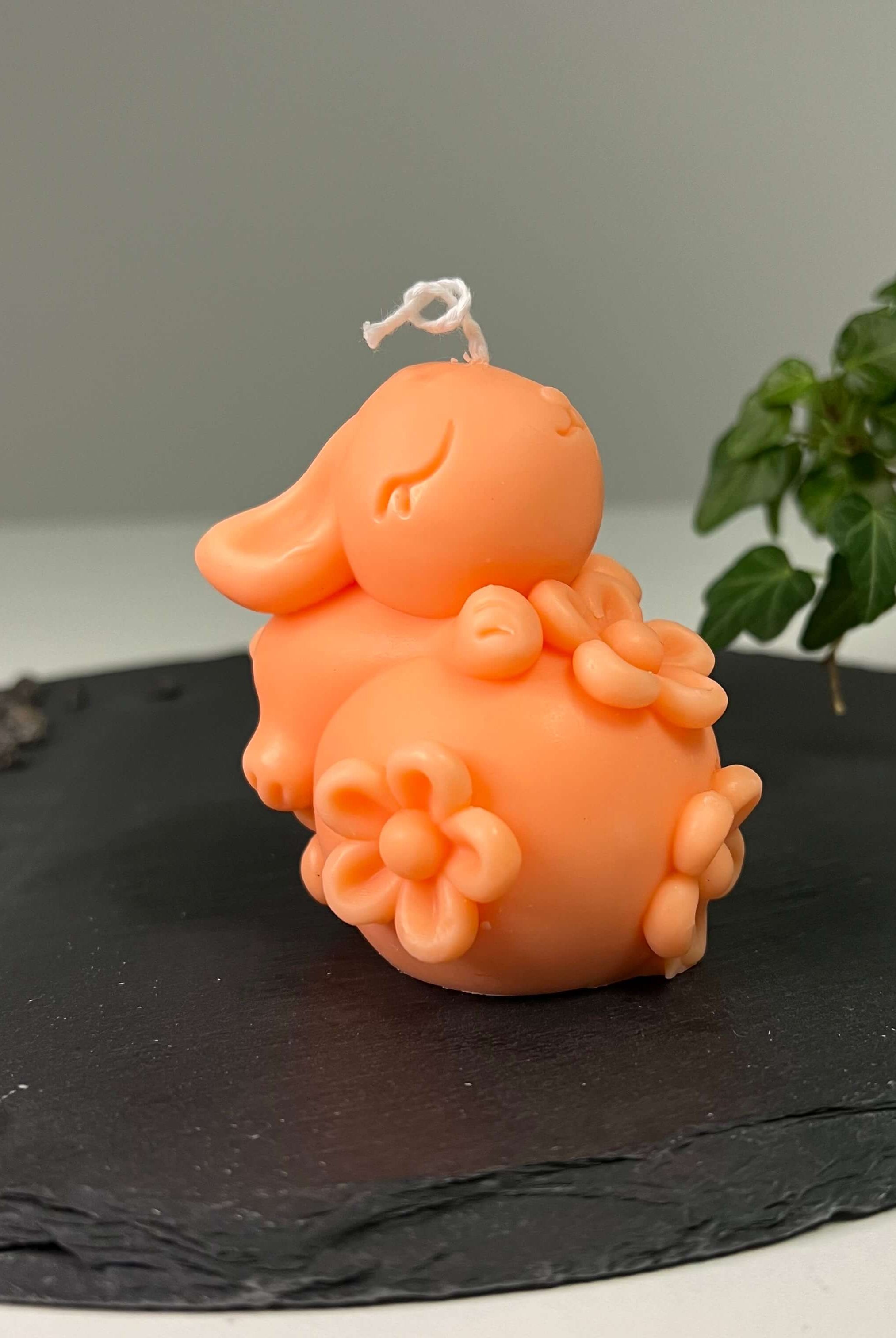 Auf diesem Bild sieht man unsere Enchanting Rabbit Kerze. Sie ist handgemacht aus Bio Sojawachs. Sie ist auch nachhaltig, vegan und umweltfreundlich.