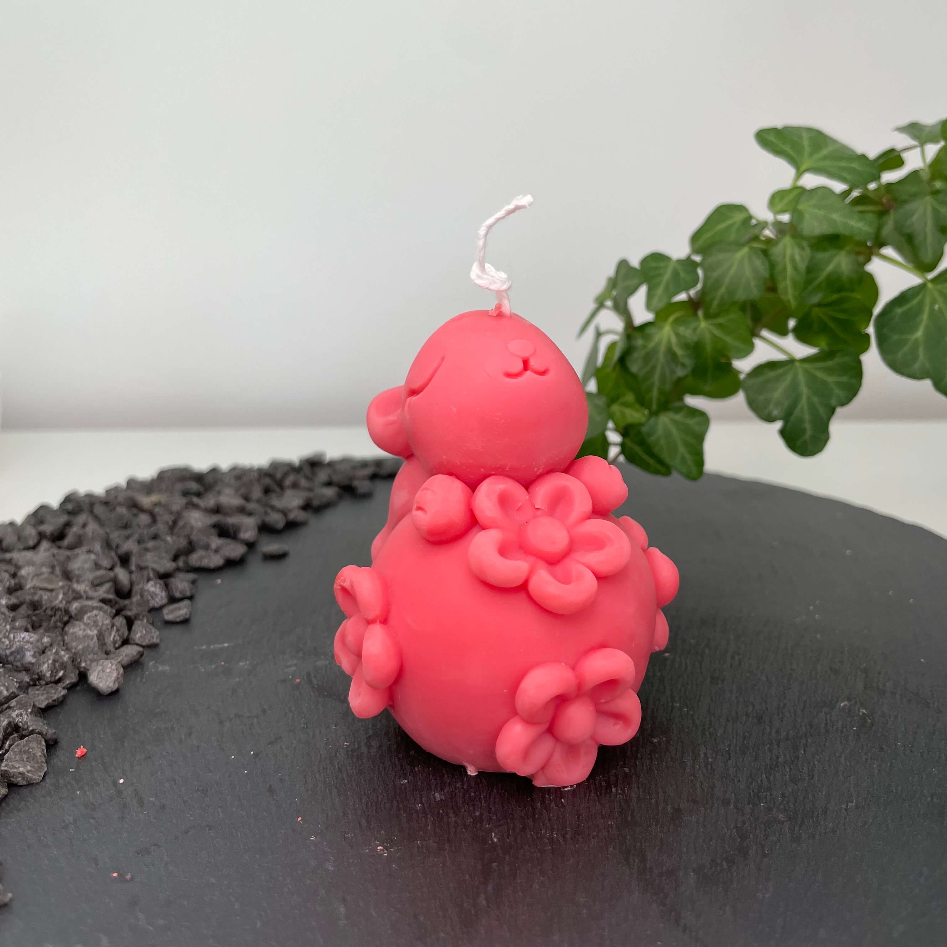 Auf diesem Bild sieht man unsere Enchanting Rabbit Kerze. Sie ist handgemacht aus Bio Sojawachs. Sie ist auch nachhaltig, vegan und umweltfreundlich. In Rot.