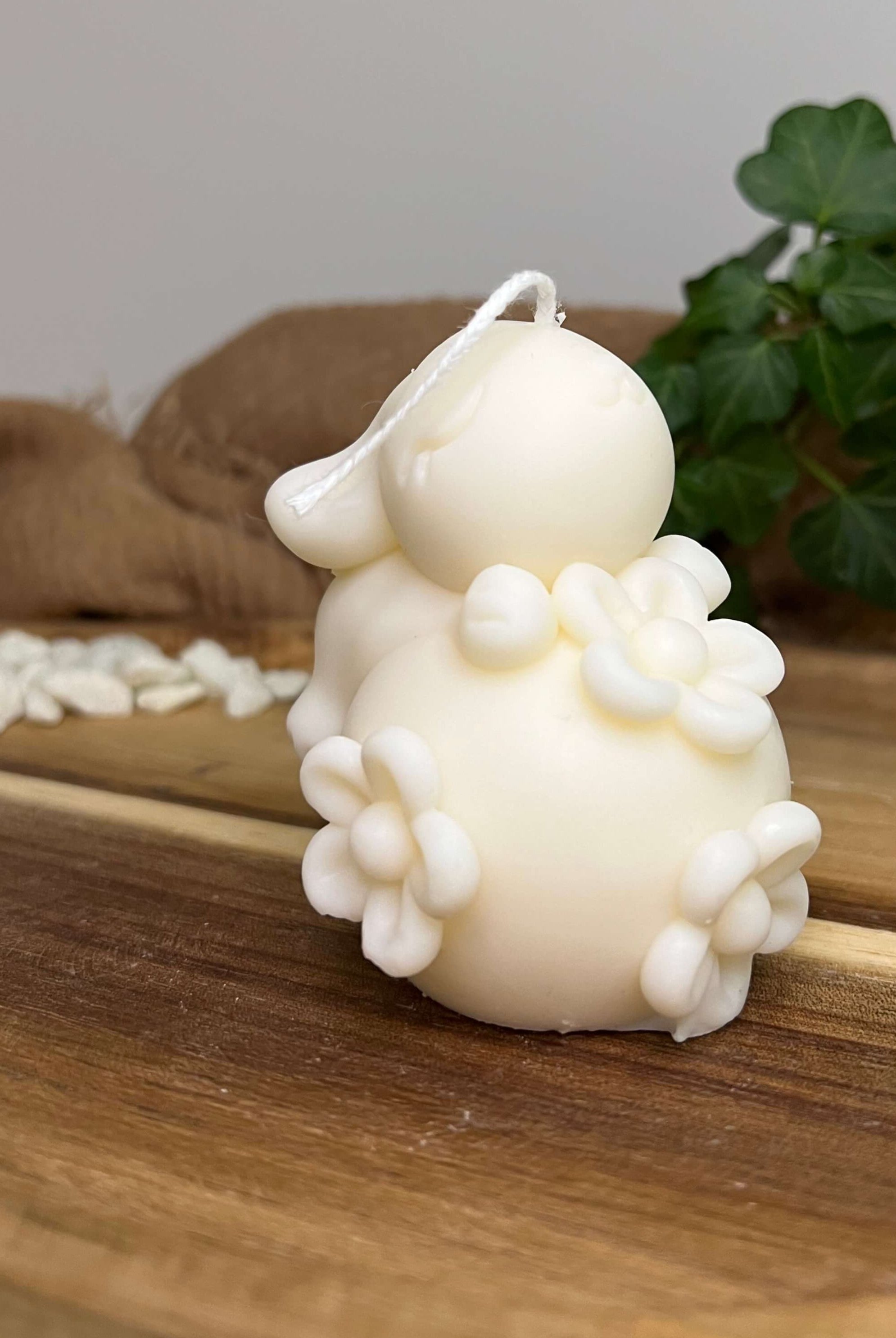 Hier sieht man unsere Enchanting Rabbit Kerze. Mit ihrem Hasen und Osterei Design ist sie die perfekte Osterkerze. Auch ist sie perfekt als Dekoration geeignet mit ihrem eleganten und ästhetischem Aussehen. In weiß.