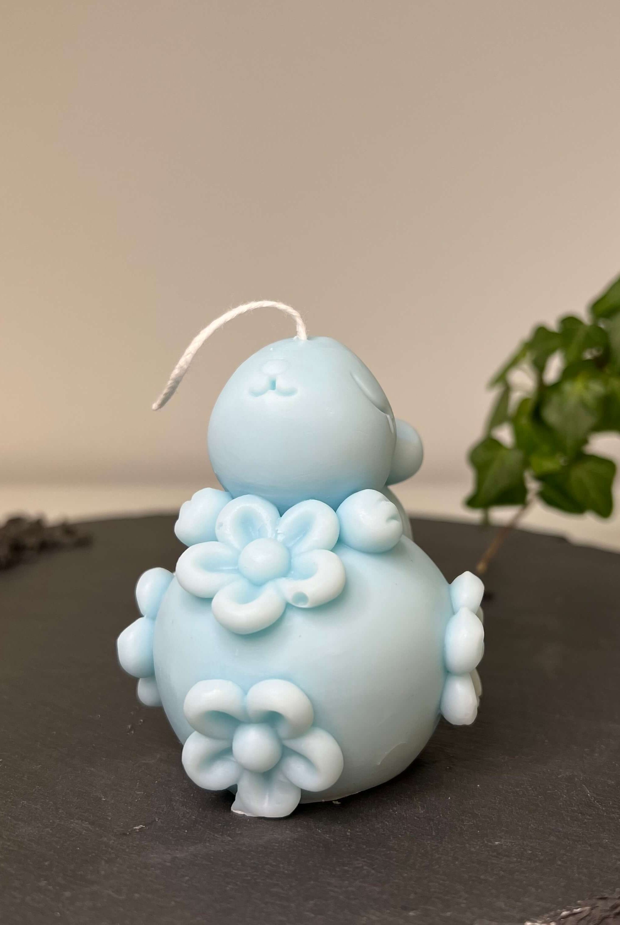 Unsere Enchanting Rabbit Kerze ist in verschiedenen Düften erhältlich. Diese Duftkerze hat einen angenehmen und beruhigenden Geruch. Sie ist perfekt für entspannte und gemütliche Tage geeignet. In Hellblau.