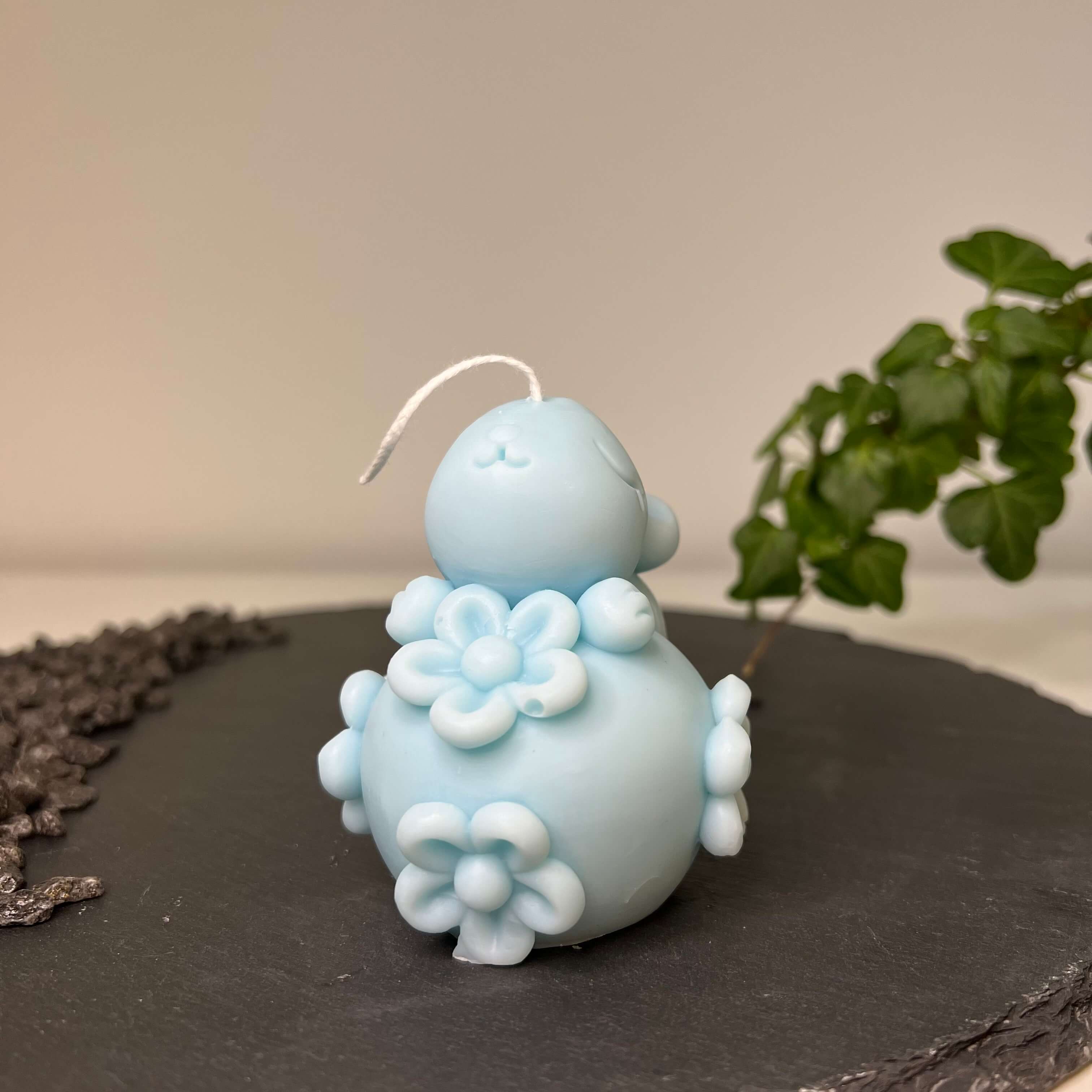 Unsere Enchanting Rabbit Kerze ist in verschiedenen Düften erhältlich. Diese Duftkerze hat einen angenehmen und beruhigenden Geruch. Sie ist perfekt für entspannte und gemütliche Tage geeignet. In Hellblau.