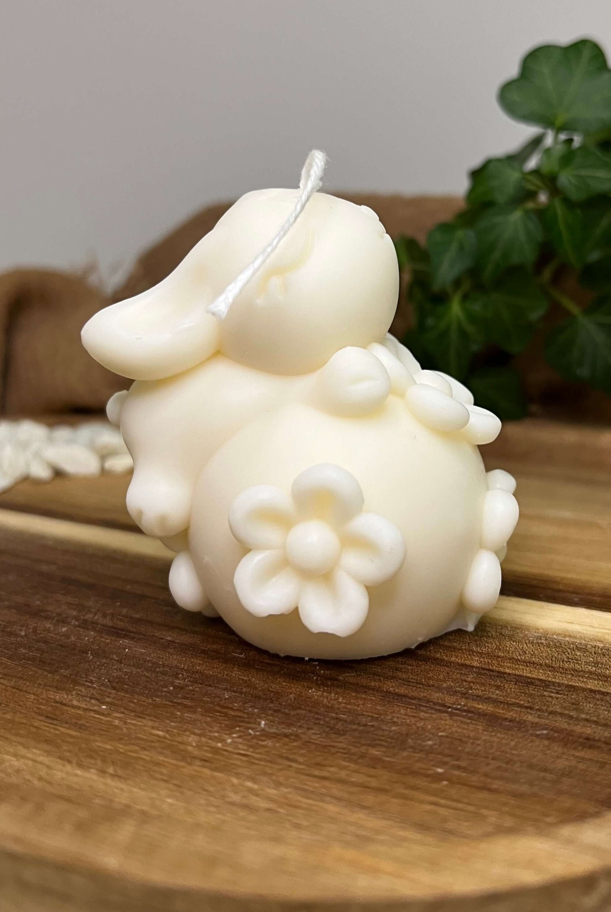 Unsere Enchanting Rabbit Kerze ist in verschiedenen Düften erhältlich. Diese Duftkerze hat einen angenehmen und beruhigenden Geruch. Sie ist perfekt für entspannte und gemütliche Tage geeignet. In weiß.