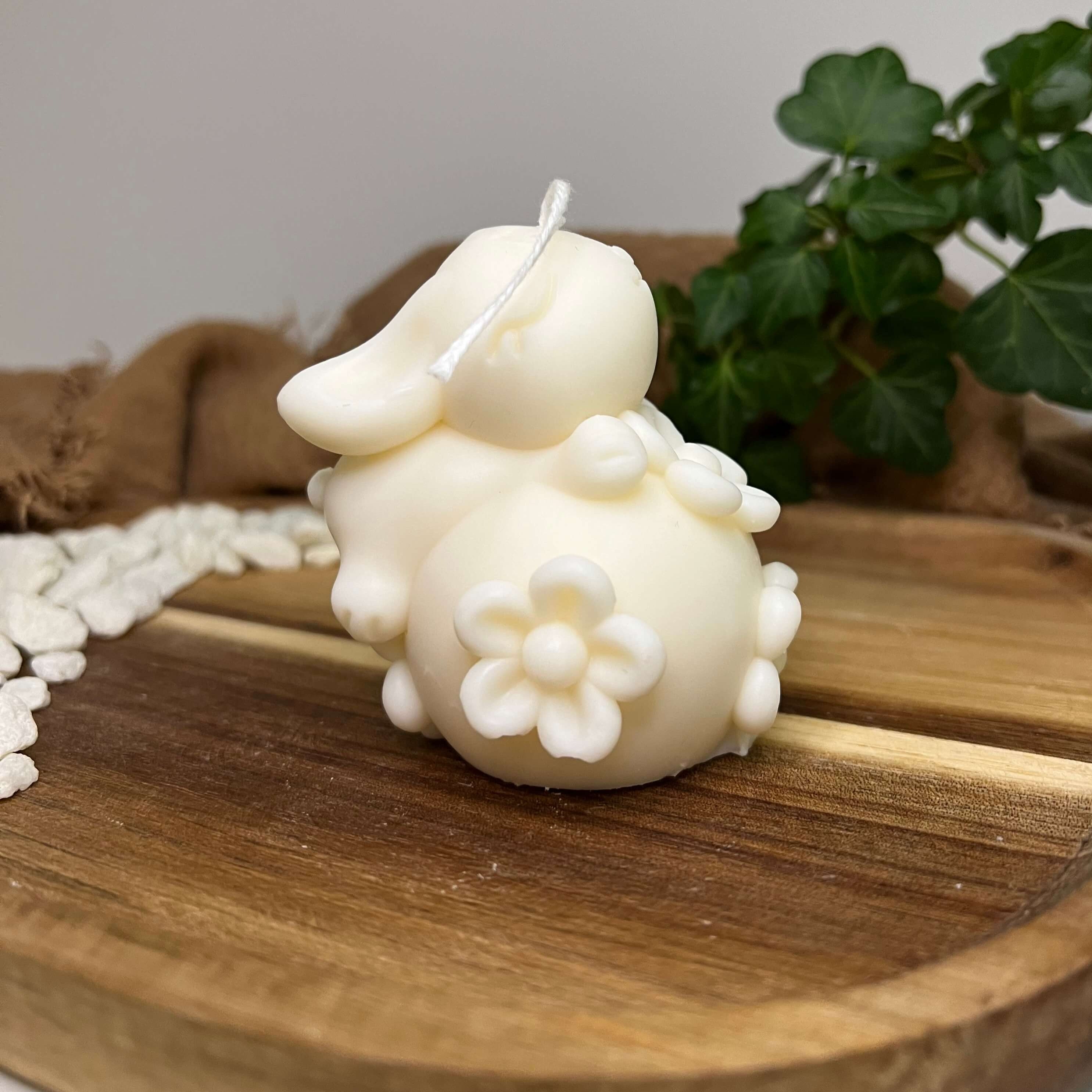 Unsere Enchanting Rabbit Kerze ist in verschiedenen Düften erhältlich. Diese Duftkerze hat einen angenehmen und beruhigenden Geruch. Sie ist perfekt für entspannte und gemütliche Tage geeignet. In weiß.