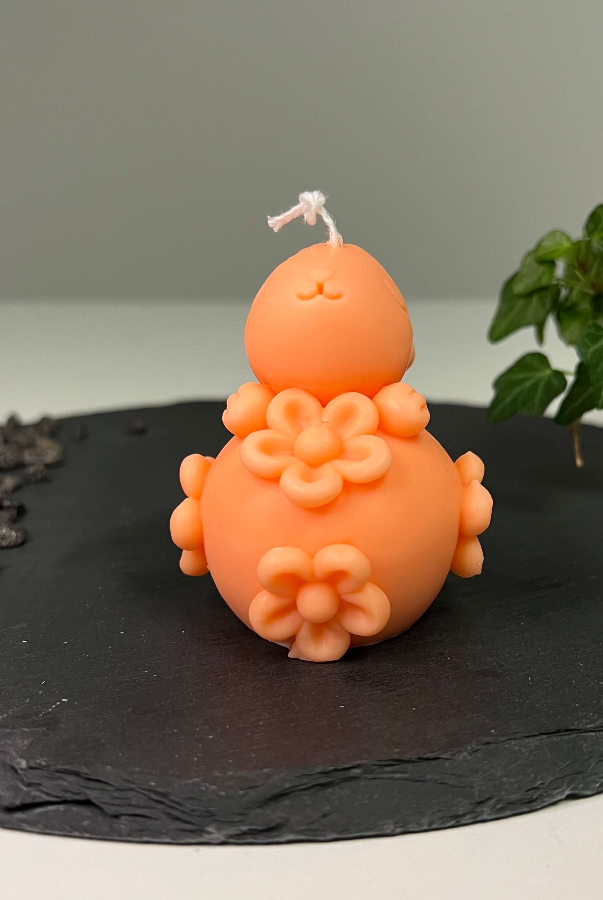 Hier sieht man unsere Enchanting Rabbit Kerze. Mit ihrem Hasen und Osterei Design ist sie die perfekte Osterkerze. Auch ist sie perfekt als Dekoration geeignet mit ihrem eleganten und ästhetischem Aussehen.