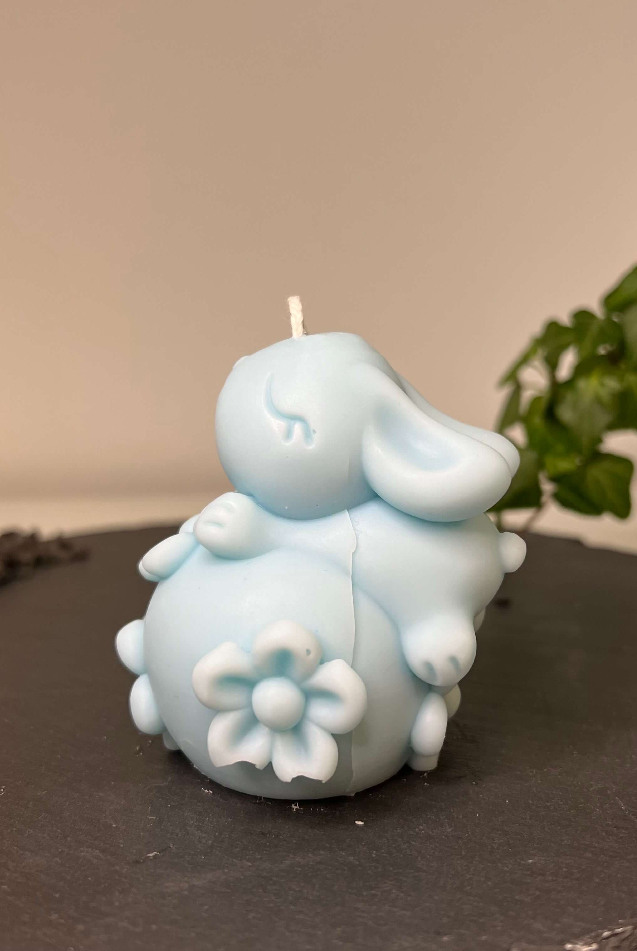 Die Enchanting Rabbit Osterkerze ist das perfekte Ostergeschenk. Mit ihrem einzigartigen und stilvollen Hasen Design passt sie perfekt in jede Haushaltsdeko. In Hellblau.