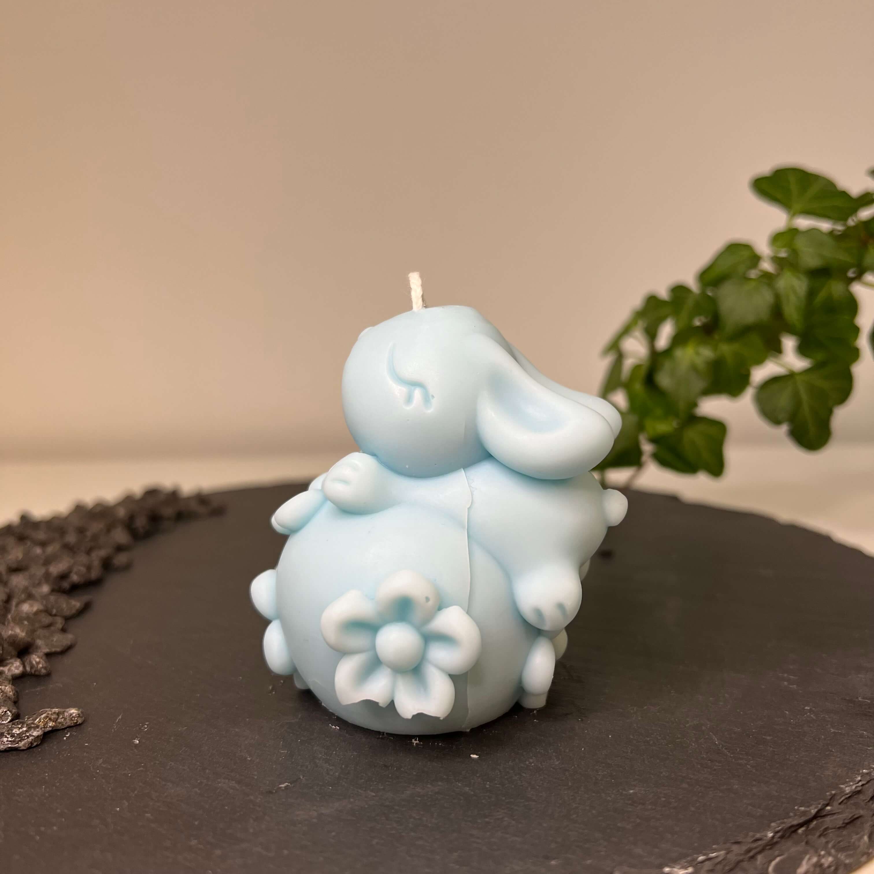 Die Enchanting Rabbit Osterkerze ist das perfekte Ostergeschenk. Mit ihrem einzigartigen und stilvollen Hasen Design passt sie perfekt in jede Haushaltsdeko. In Hellblau.