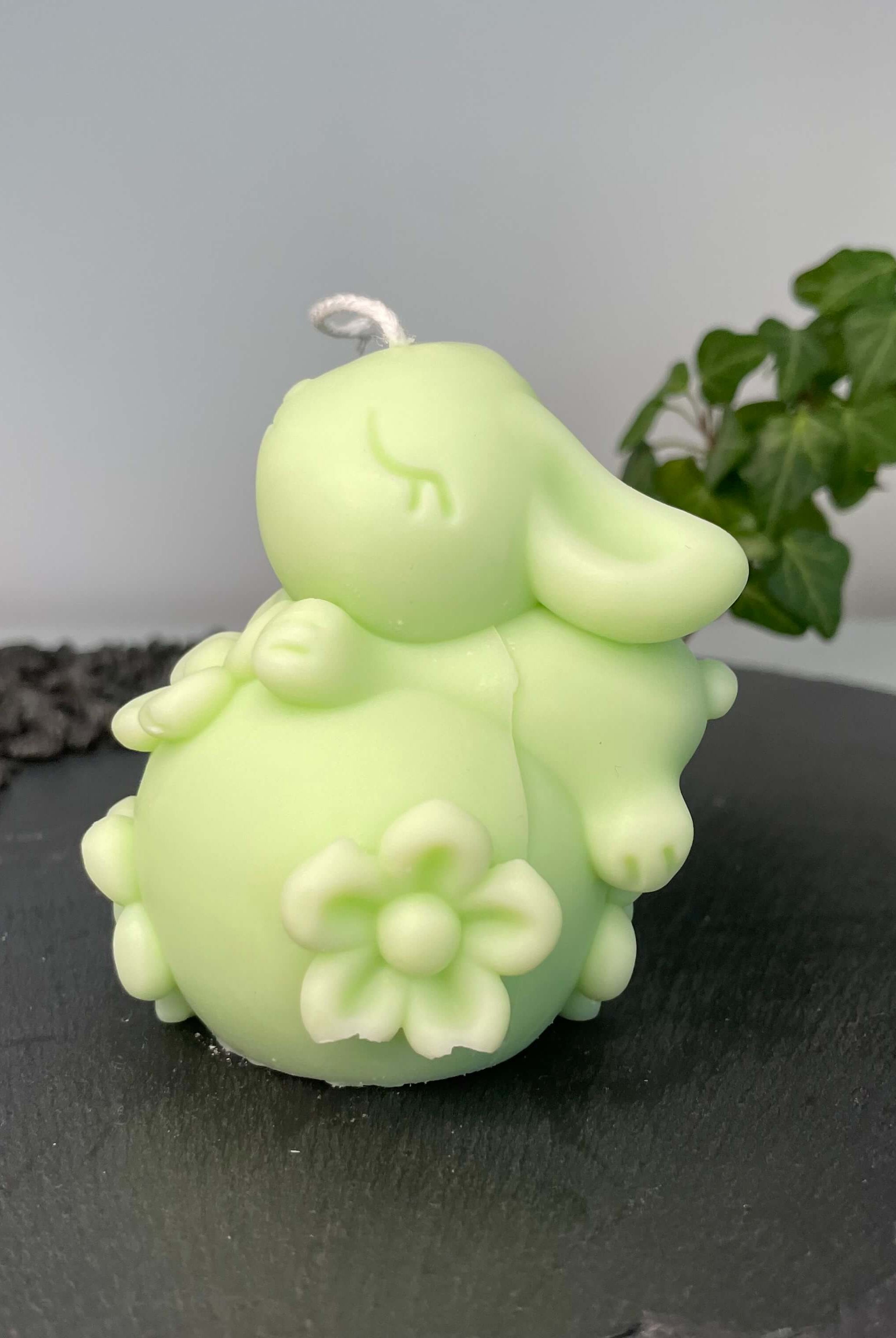 Unsere Enchanting Rabbit Kerze ist in verschiedenen Düften erhältlich. Diese Duftkerze hat einen angenehmen und beruhigenden Geruch. Sie ist perfekt für entspannte und gemütliche Tage geeignet. In Hellgrün.