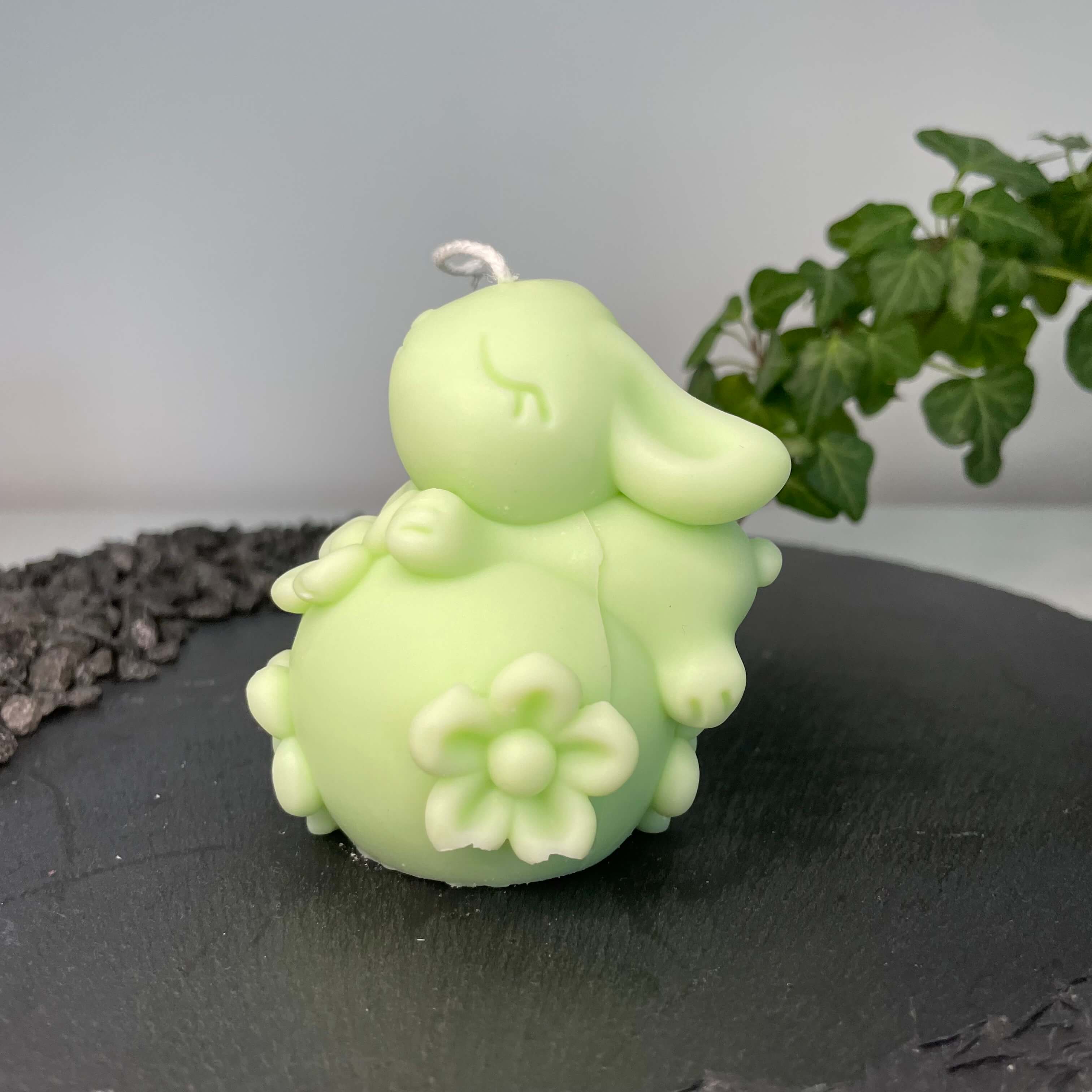 Unsere Enchanting Rabbit Kerze ist in verschiedenen Düften erhältlich. Diese Duftkerze hat einen angenehmen und beruhigenden Geruch. Sie ist perfekt für entspannte und gemütliche Tage geeignet. In Hellgrün.