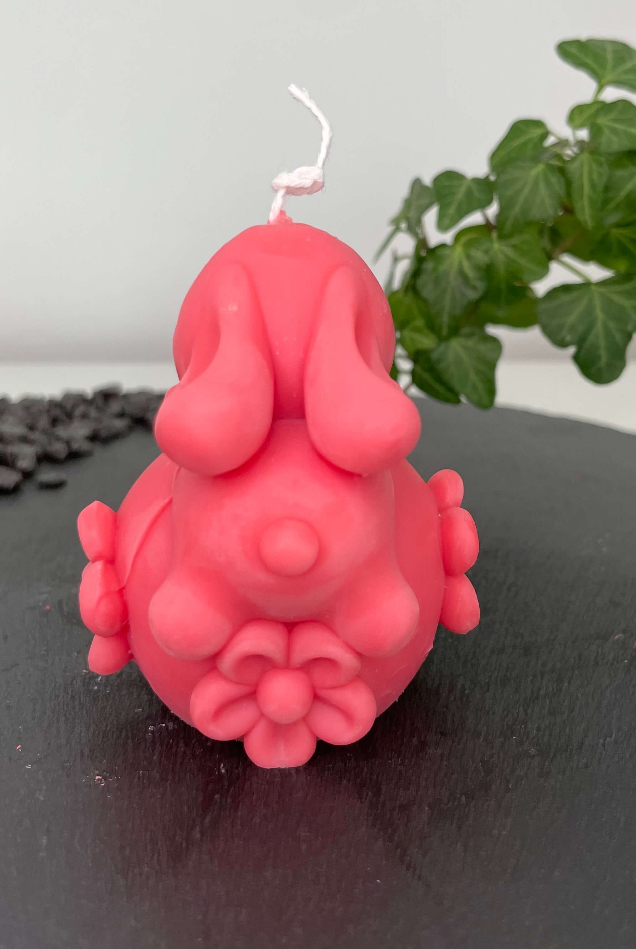 Die Enchanting Rabbit Osterkerze ist das perfekte Ostergeschenk. Mit ihrem einzigartigen und stilvollen Hasen Design passt sie perfekt in jede Haushaltsdeko. In Rot.