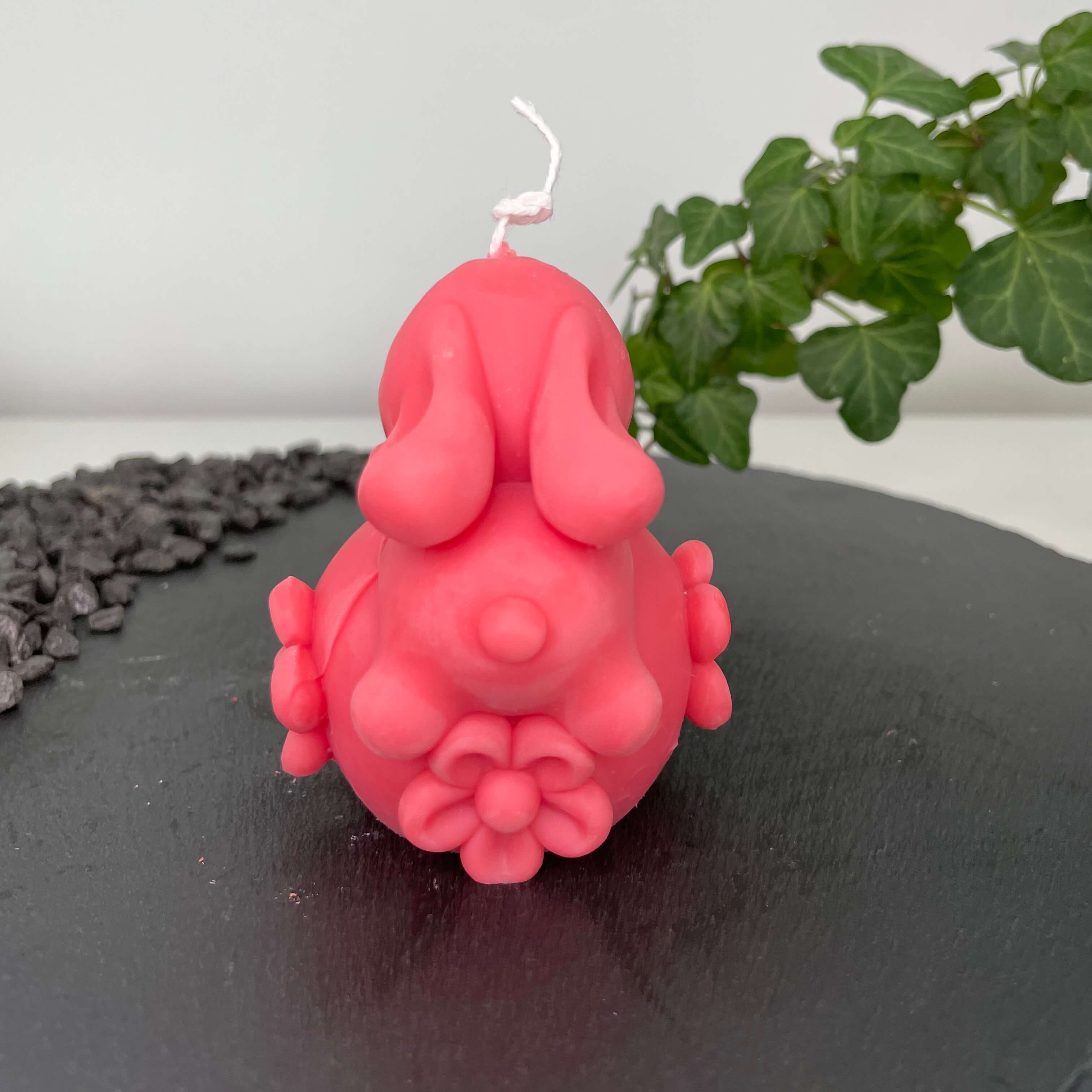 Die Enchanting Rabbit Osterkerze ist das perfekte Ostergeschenk. Mit ihrem einzigartigen und stilvollen Hasen Design passt sie perfekt in jede Haushaltsdeko. In Rot.